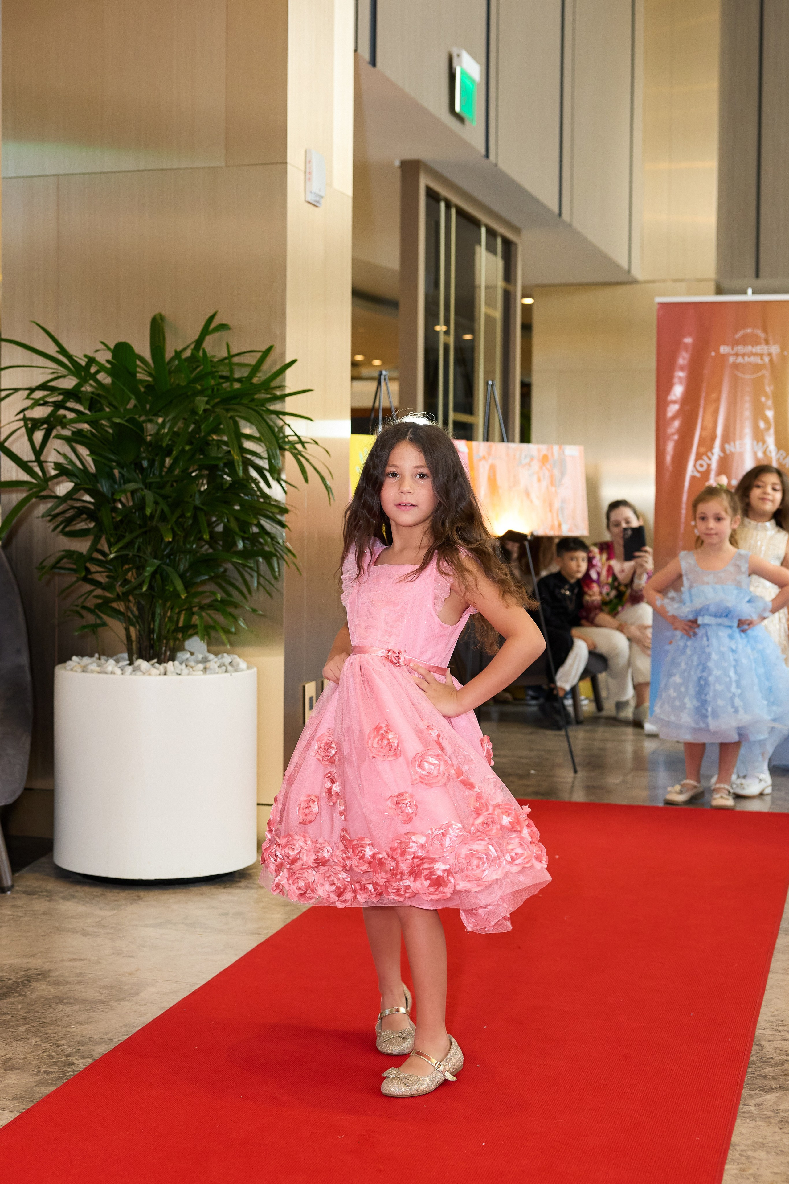 Авторская благотворительная художественная выставка Дианы Бортник. Фотограф Юлия Маковеева