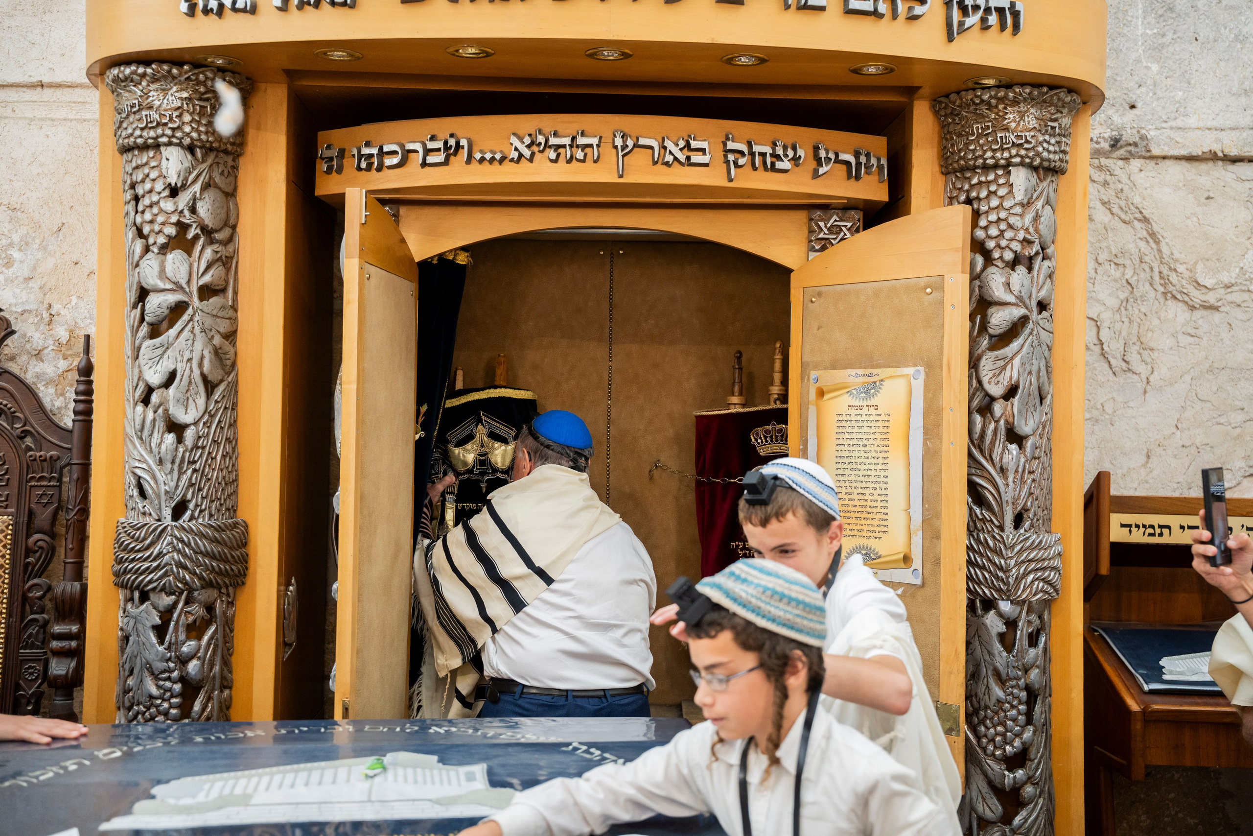 הנחת התפילין רפאל לוי. יוסף מזרחי צילום חתונה, ברית וזוגיות. צלם מקצועי שאוהב להוציא אתכם הכי יפים ברגעים הכי מרגשים