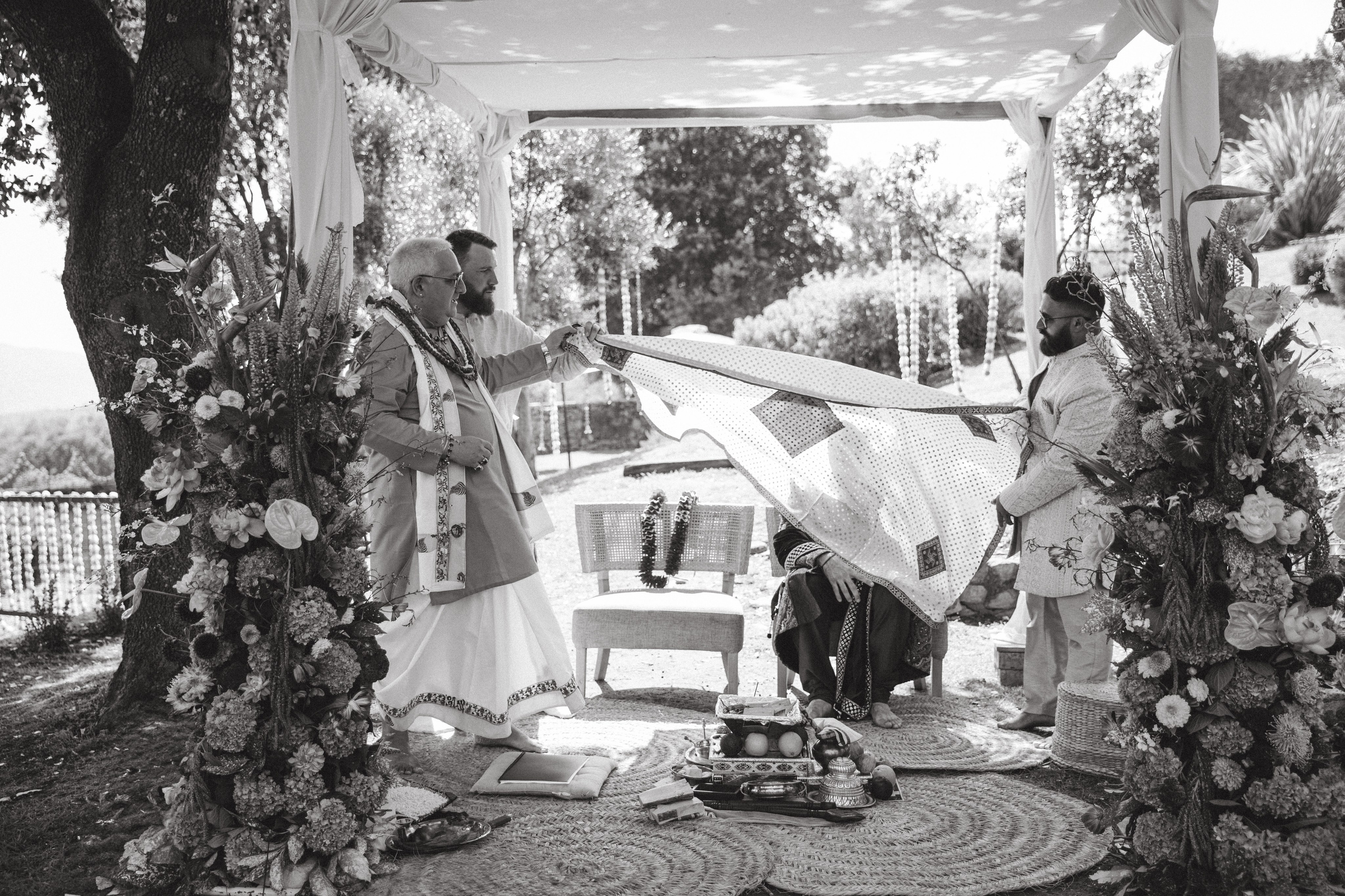 Patrik & Naomi. Monestir Sant Salvi. Paola wedding photographer / videographer in Barcelona