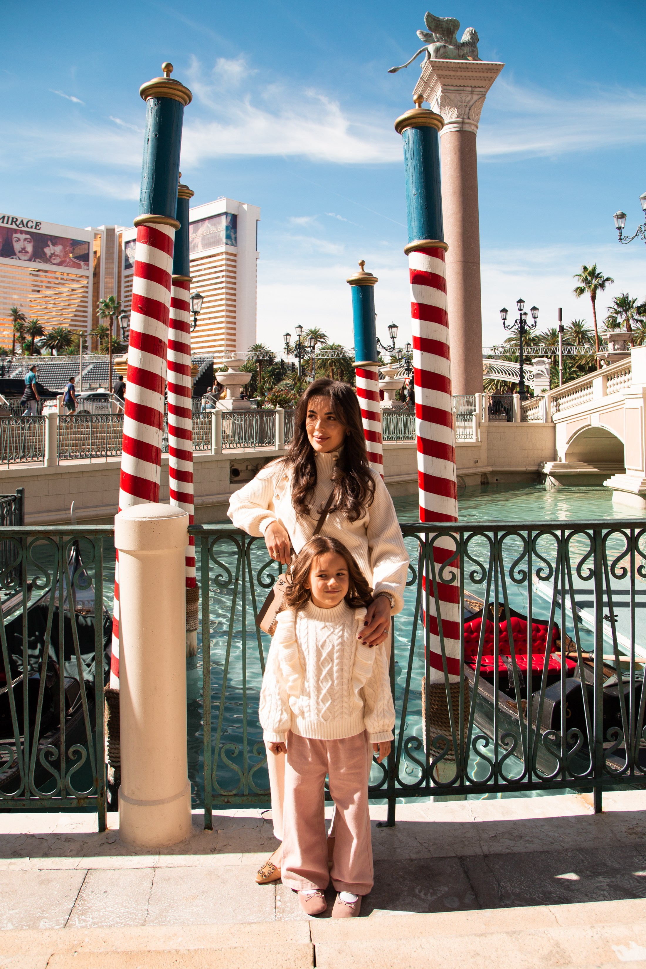 Julia & Kate. Wedding & elopement photographer Viktoriya Kravtsov. Las Vegas
