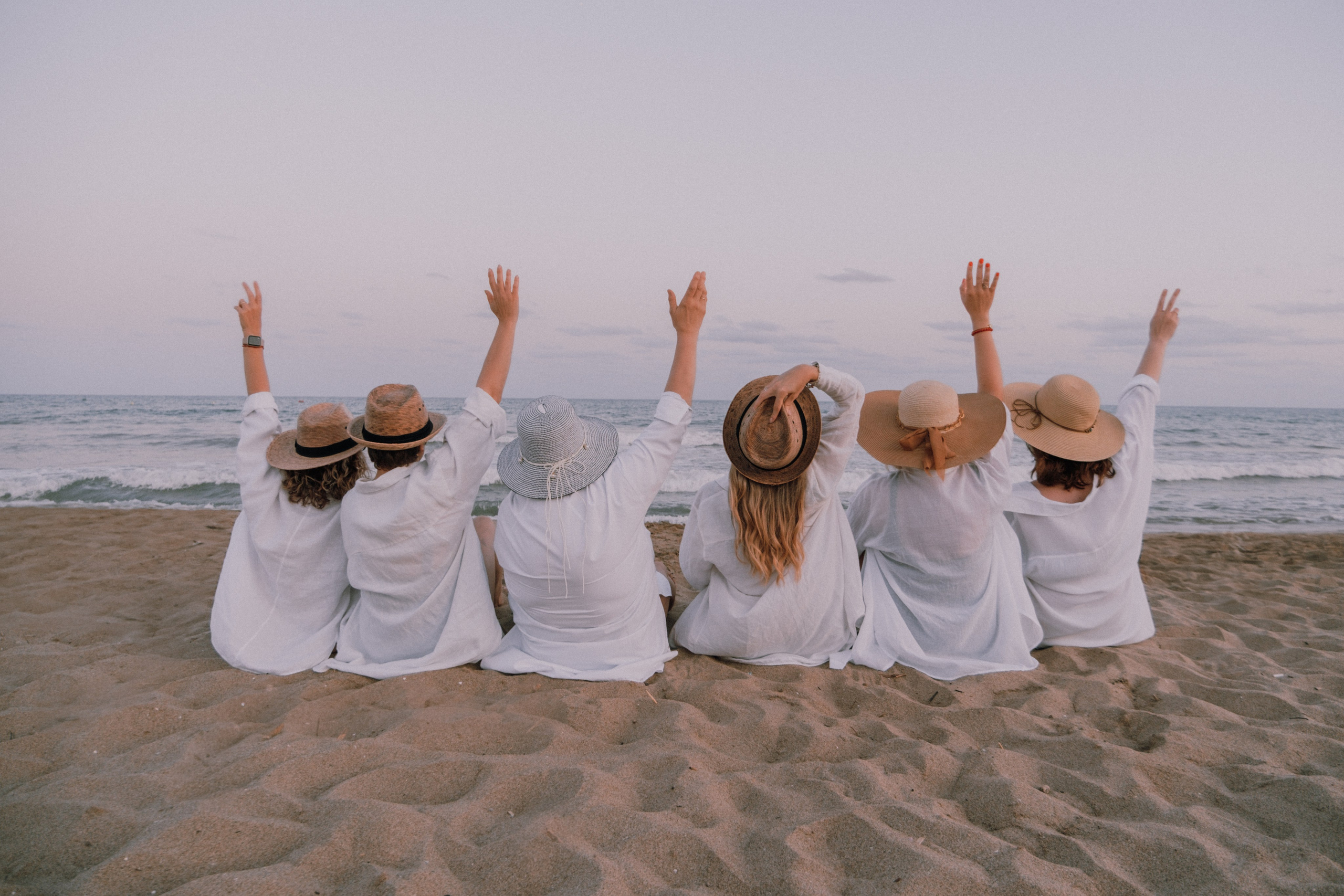 Sesión de amigas en la playa. Fotografía profesional en Calafell - Elena Medvedeva