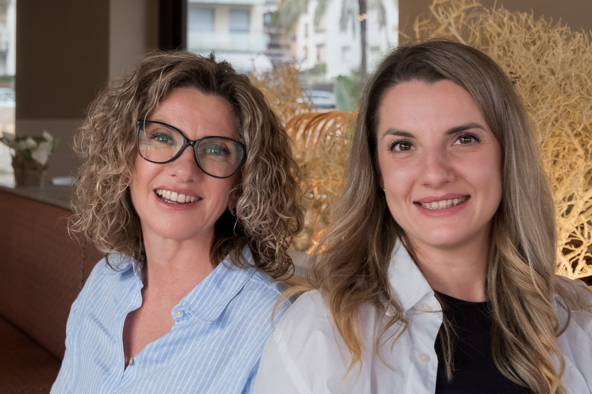 Sesión de fotos de retrato ejecutivo en un café. Fotografía profesional en Calafell - Elena Medvedeva