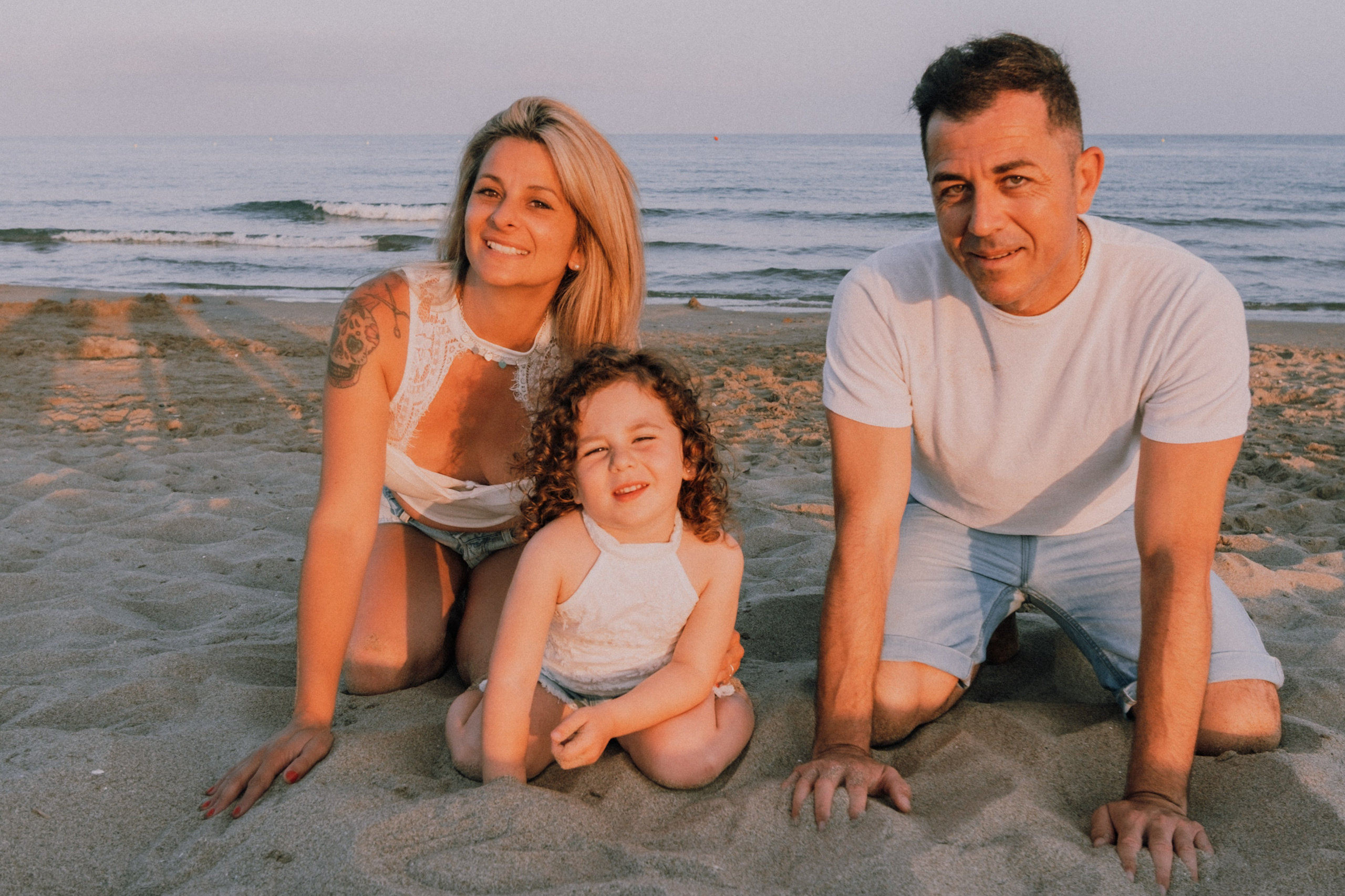 Sesión familiar en la playa. Fotografía profesional en Calafell - Elena Medvedeva