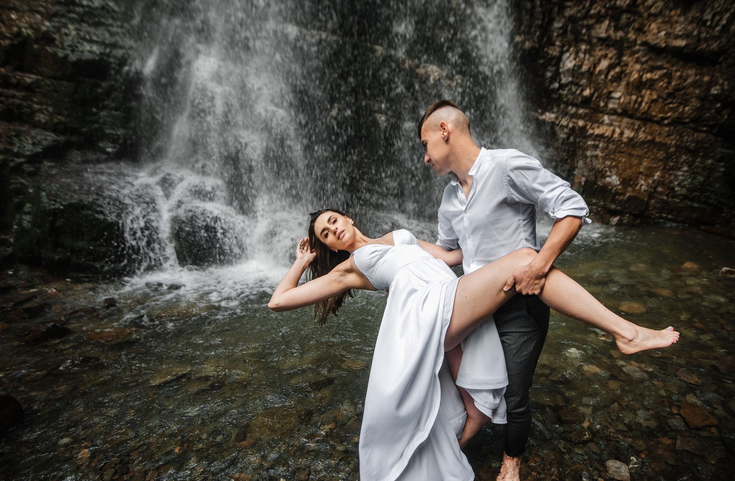 Вася та Оля дозйомка Манявський водоспад. Весільний та портретний фотограф Кизим Арсен