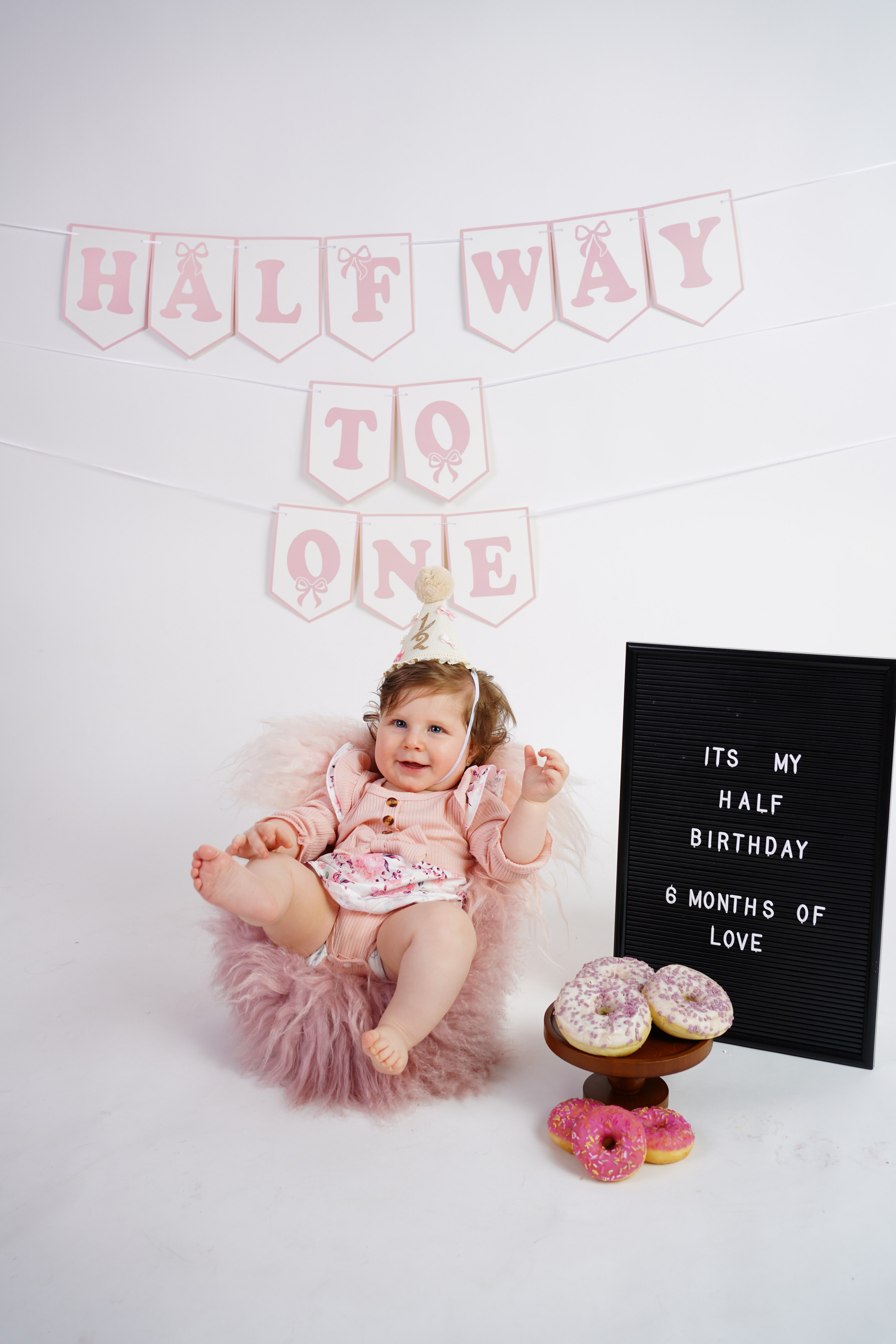 Liyana ½ Jahr. Neugeborenenfotografin und Retoucher in Augsburg Nastassia Schneider