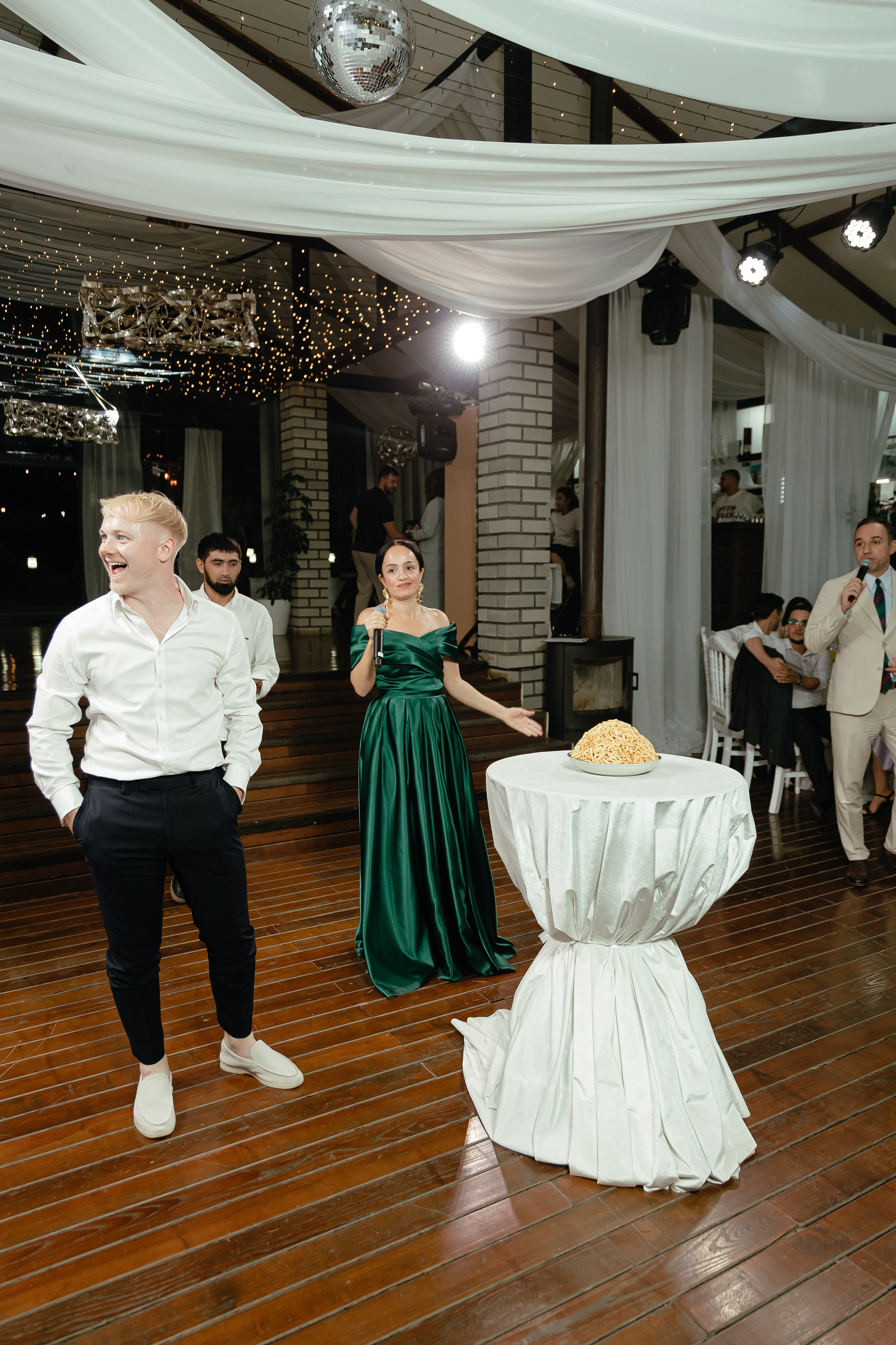 Thomas & Suyumbika. Главная