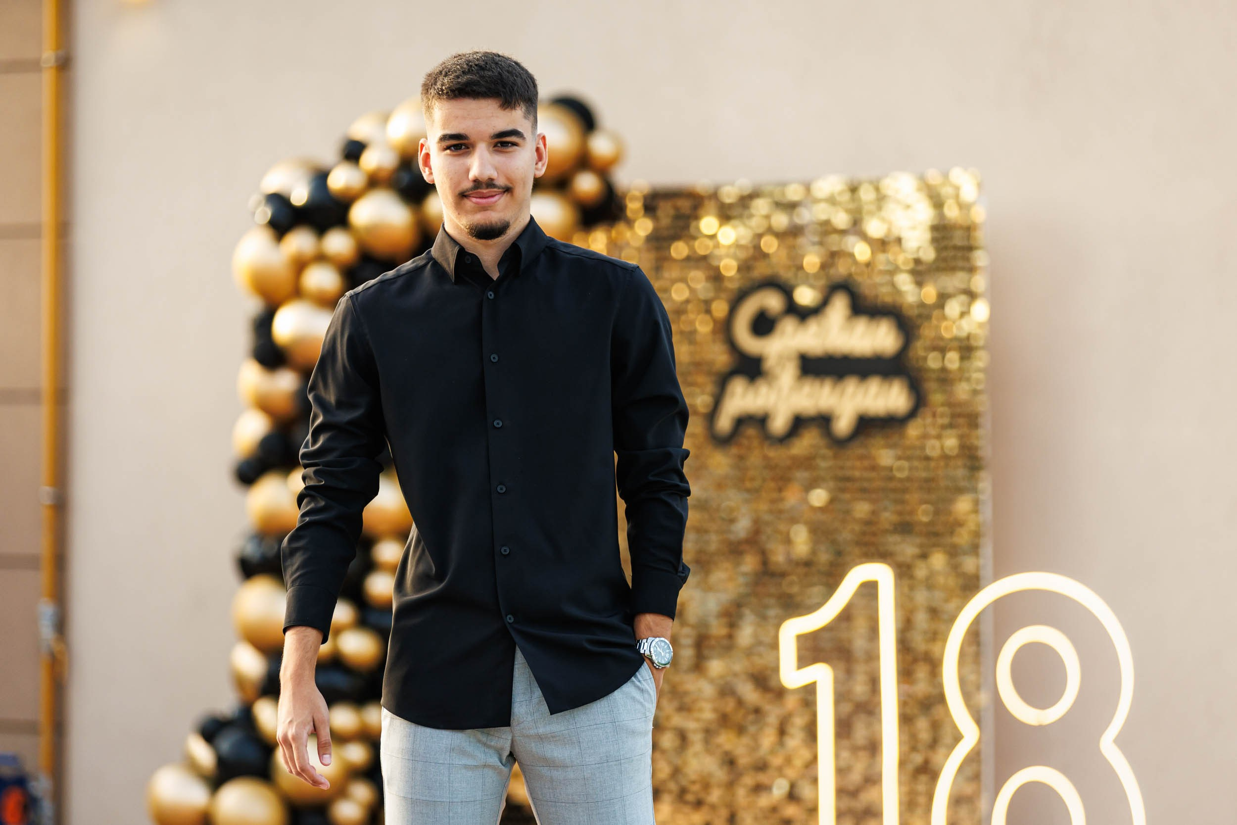 Elegantan portret slavljenika ispred rođendanske dekoracije na otvorenom, profesionalno fotografisanje 18. rođendana u Novom Sadu.