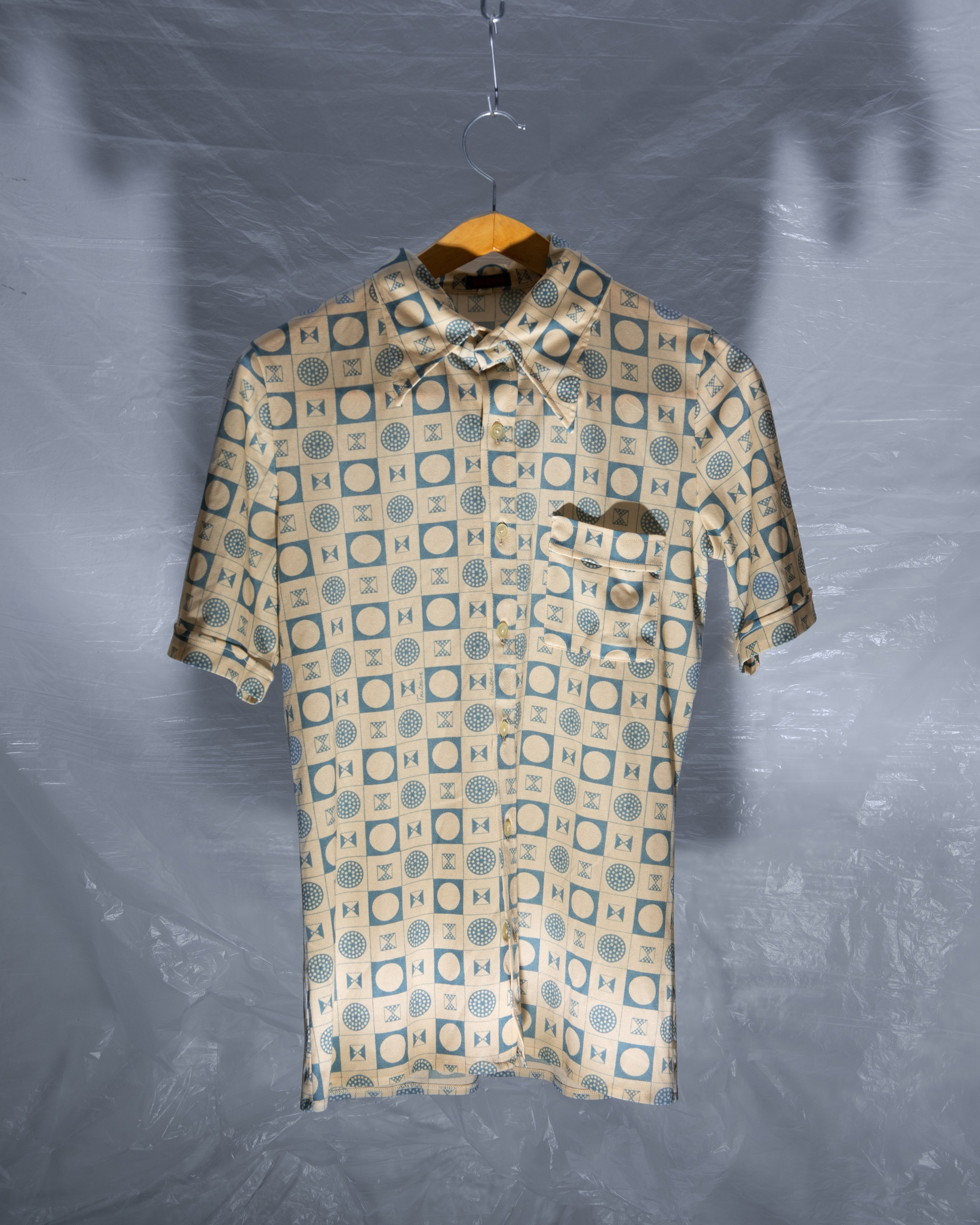 Top / T-shirt / Camicie. Aura Studio / co-design space