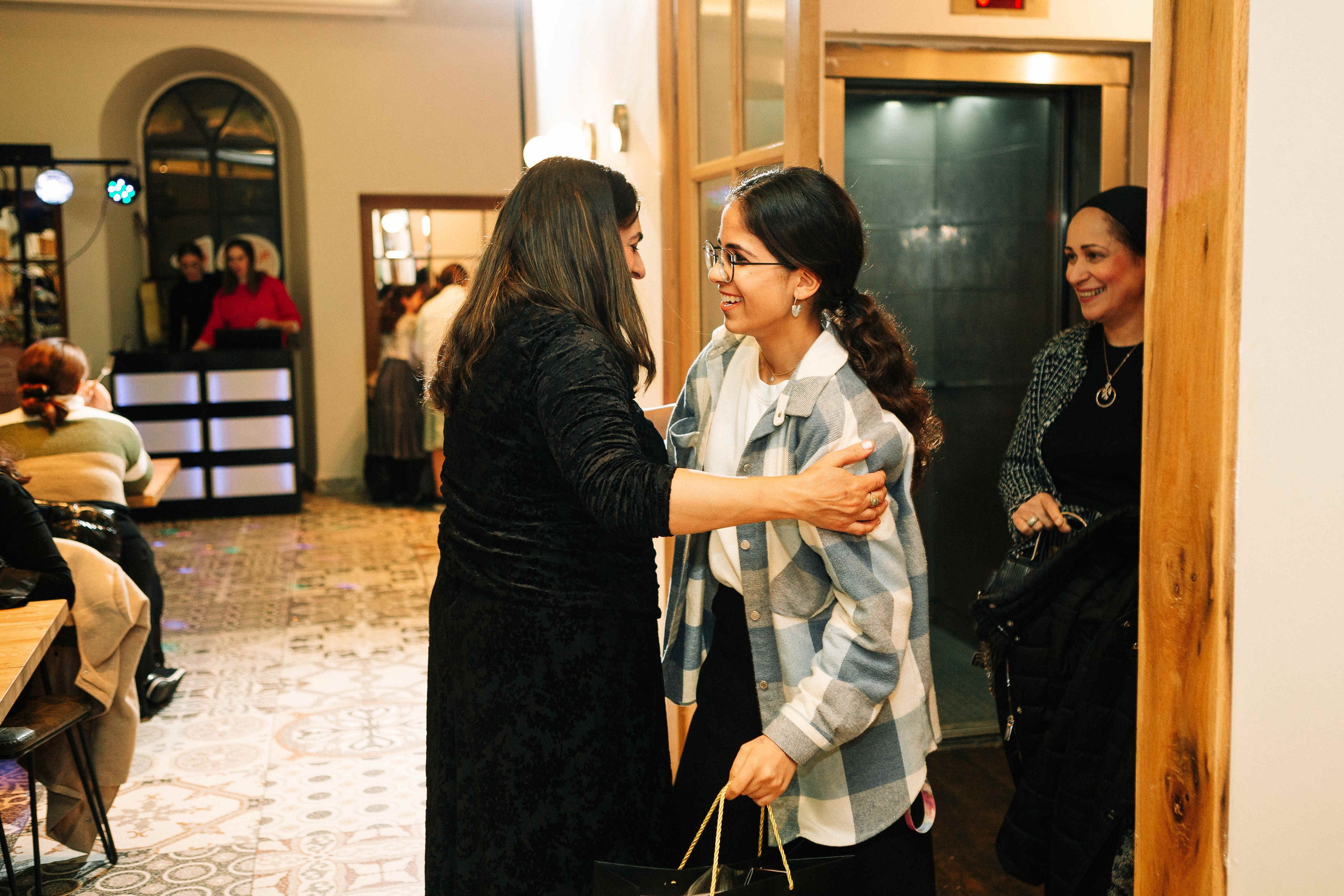 PARTY IN A RESTAURANT WITH THE WHOLE FAMILY. Https://shi-photo.com/