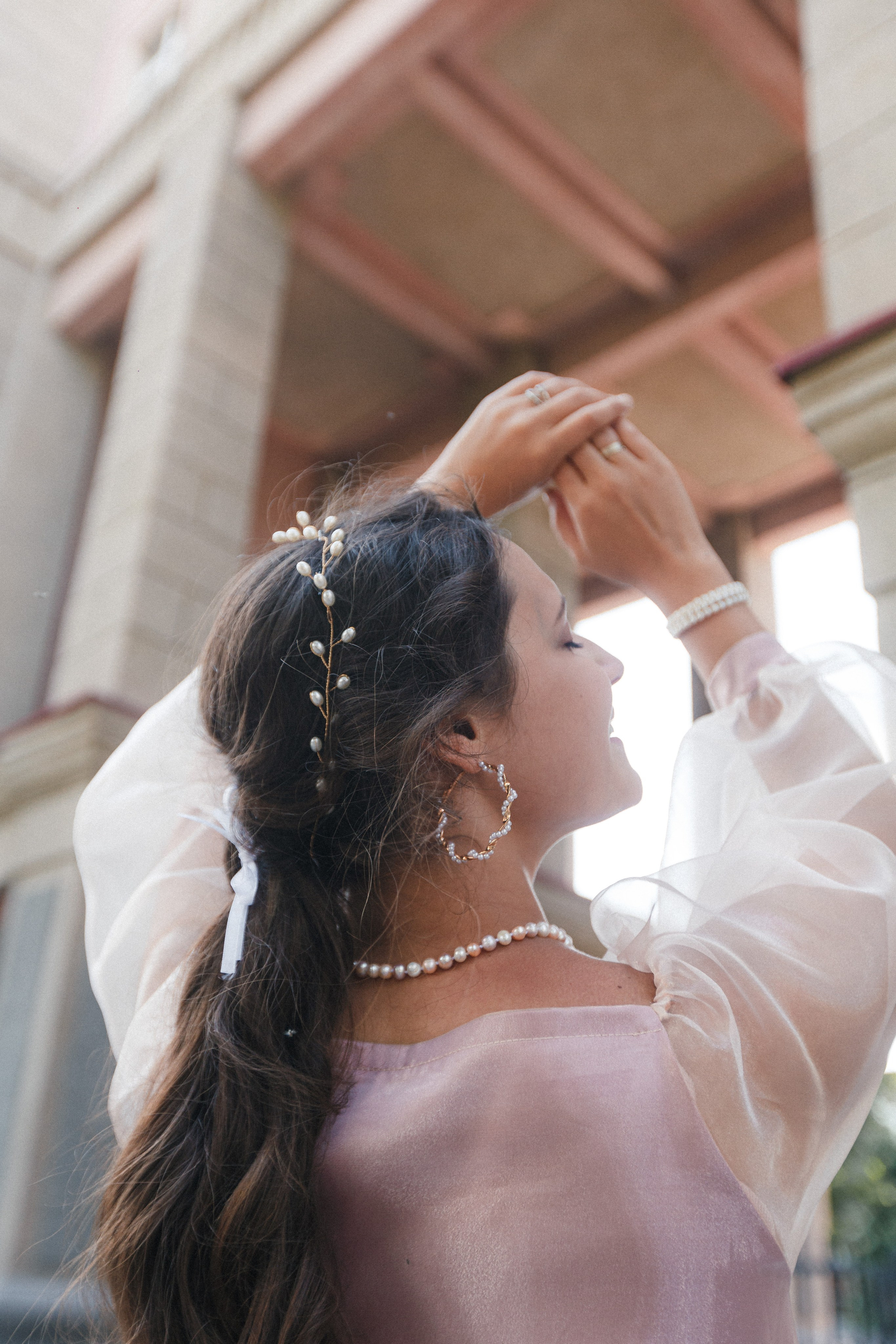 La novia y el novio en el fondo de un picnic de boda. Fotógrafo de retrato, familia y reportajes en Valencia | España | Europa Vitalii Lumier