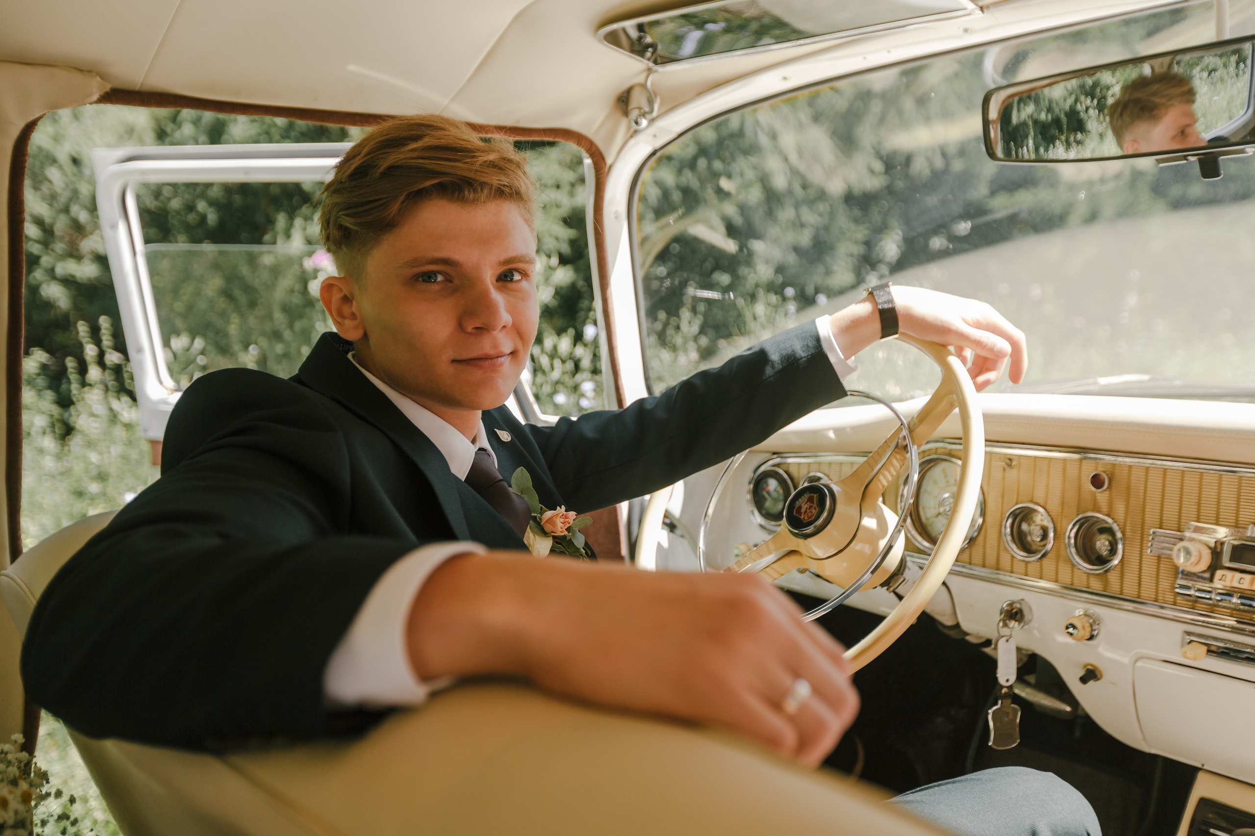 Novia y novio atrevidos con el telón de fondo de un auto viejo. Fotógrafo de retrato, familia y reportajes en Valencia | España | Europa Vitalii Lumier