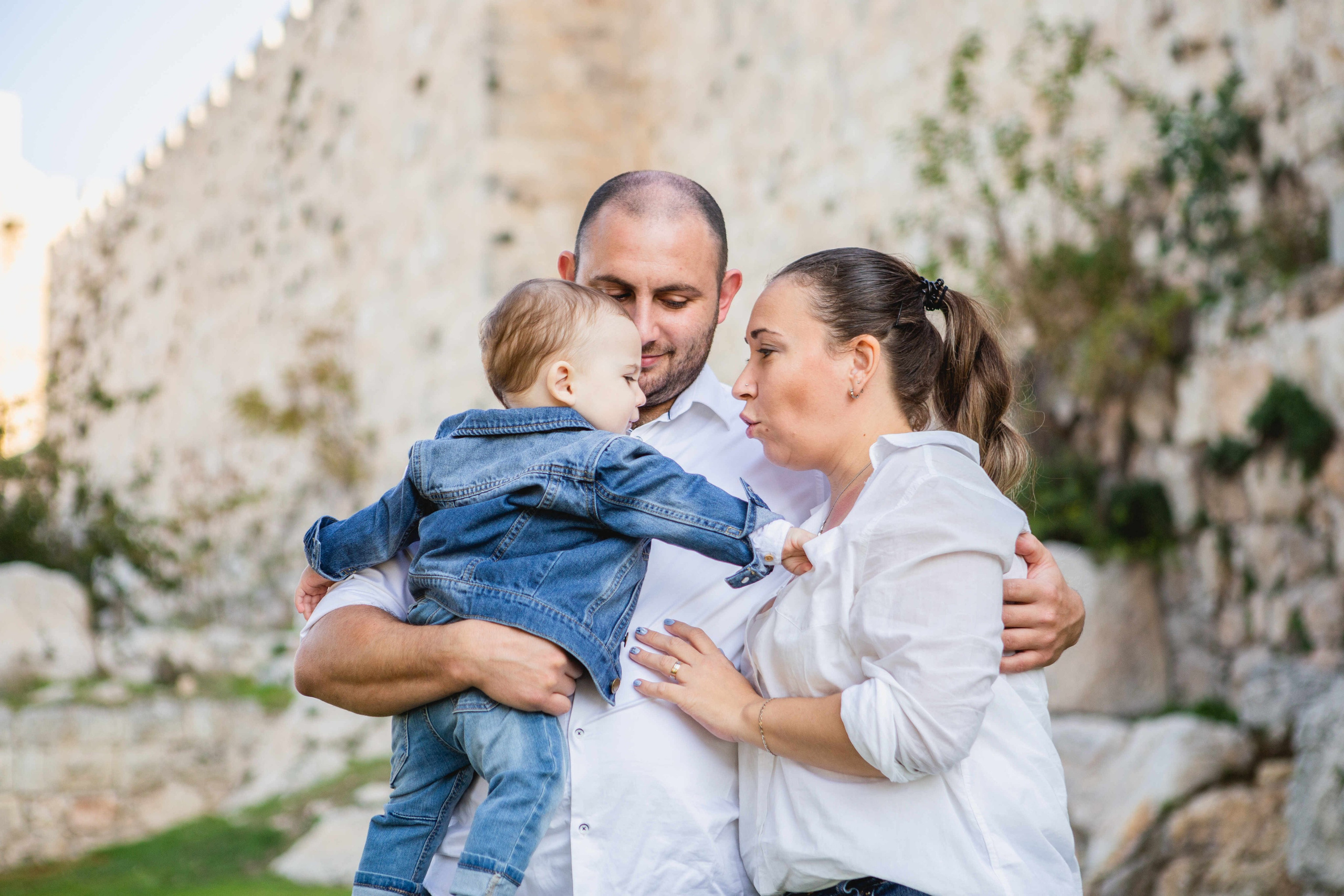 AT THE WALLS OF THE OLD CITY. PHOTOGRAPHER IN ISRAEL
