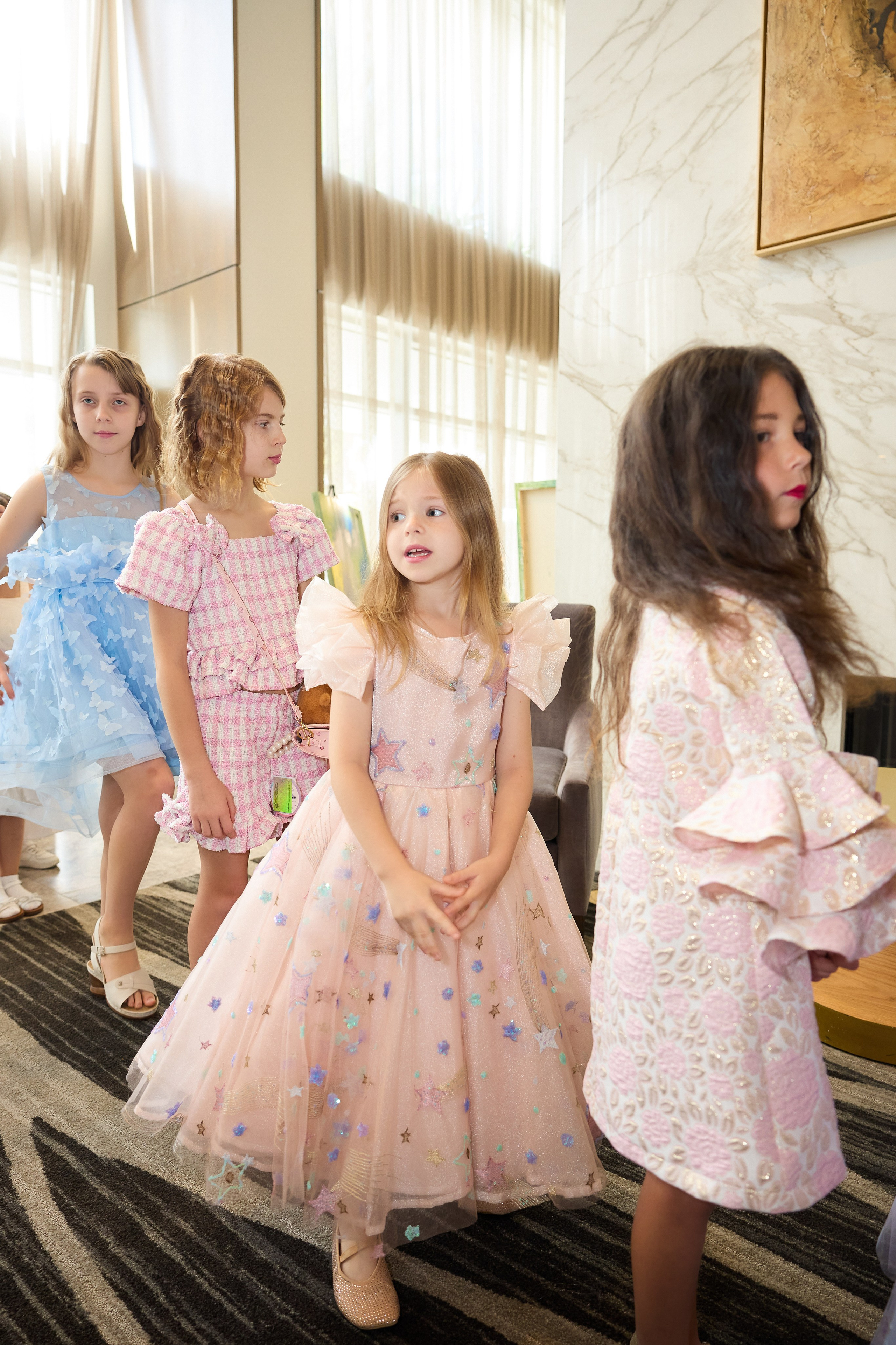 Авторская благотворительная художественная выставка Дианы Бортник. Фотограф Юлия Маковеева