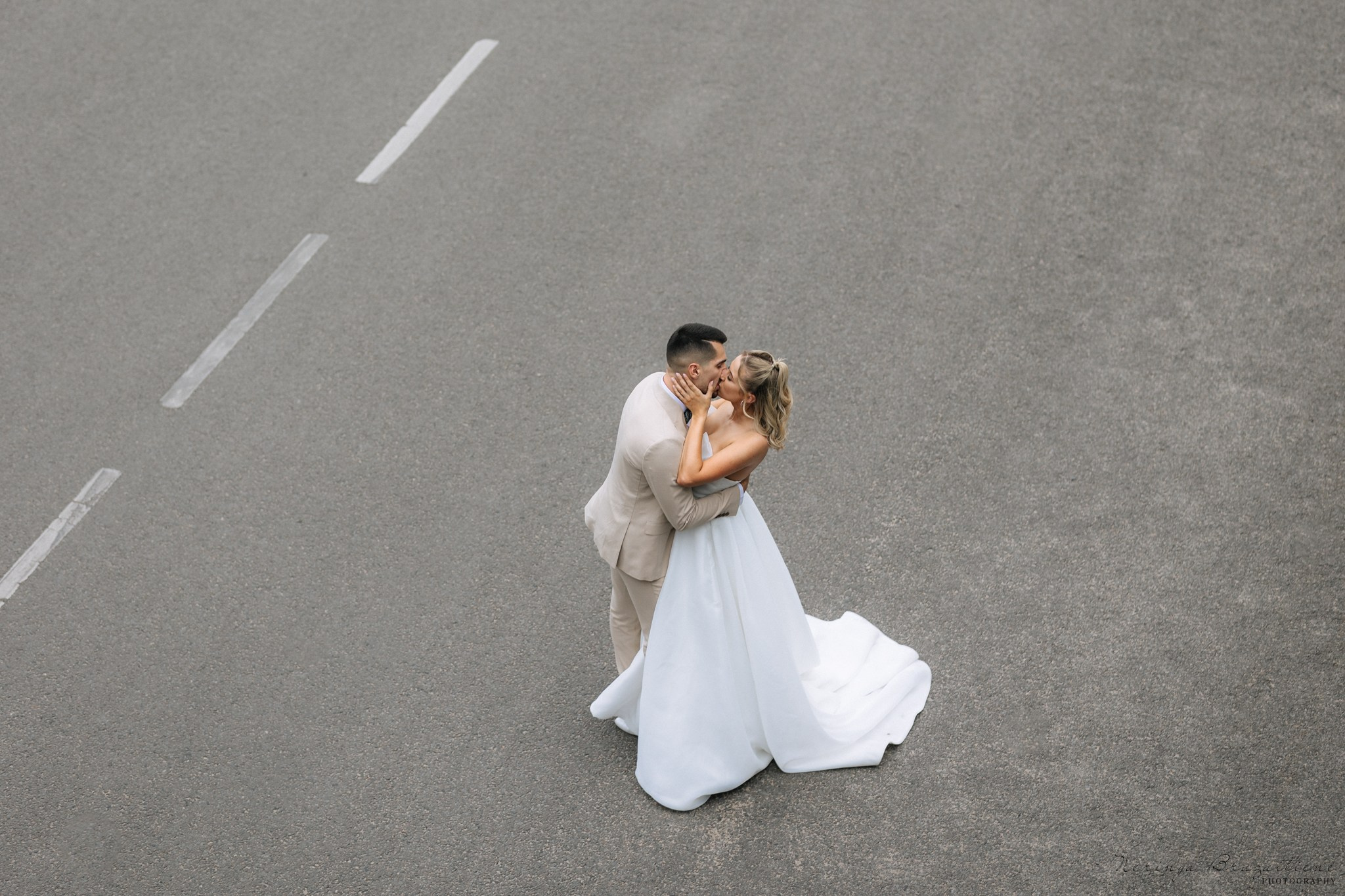 Vestuvinė fotosesija Kaune, Vienybės aikštėje, prie Lietuvos banko