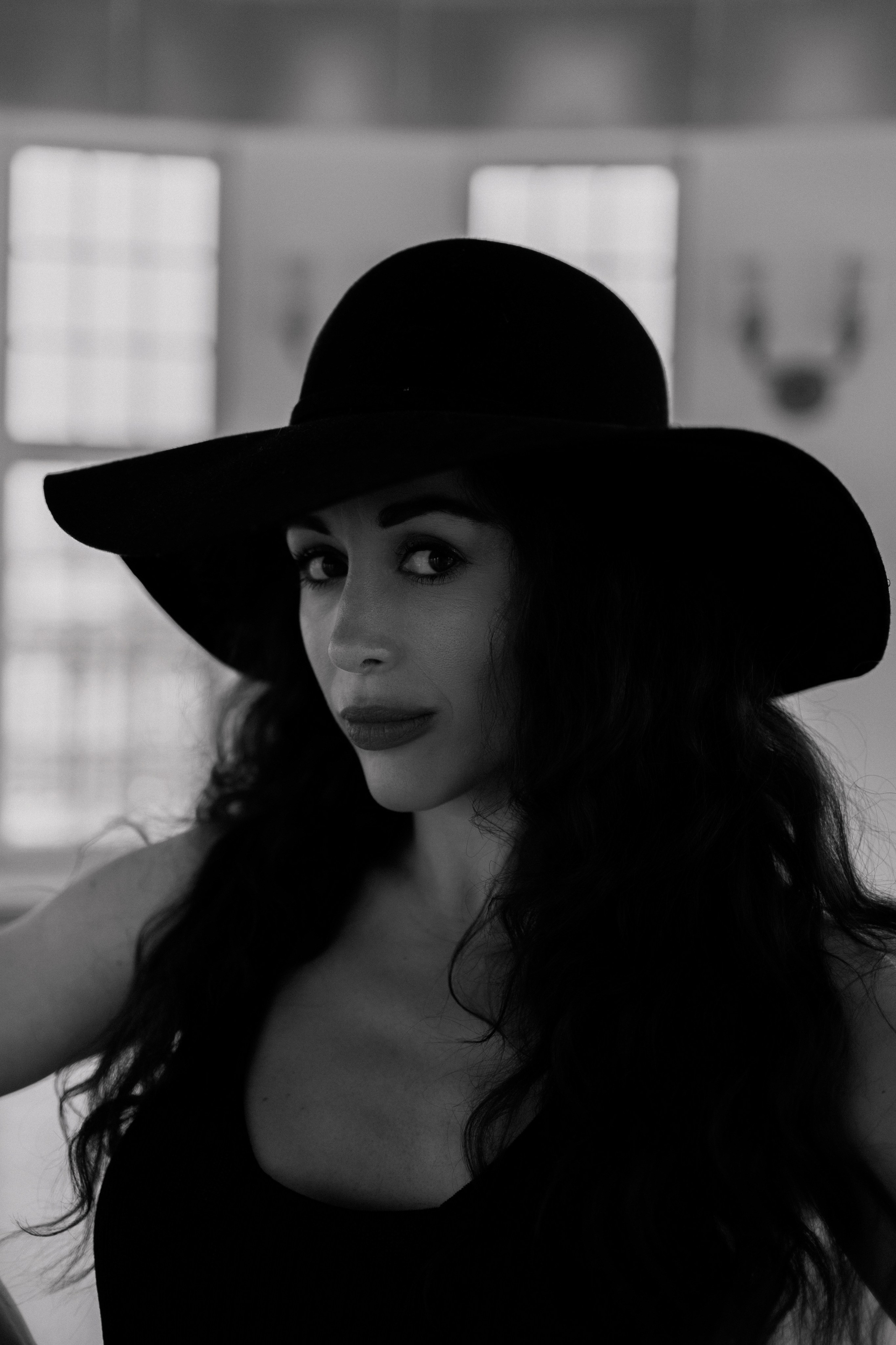 Elegant City Portrait in Leipzig. Woman in Black Dress&Hat timeless Urban Photography by Kristina Kozheltsova. Kristina Kozheltsova- Soulful Portrait&Lifestyle&Love Story Photographer in Leipzig, Germany