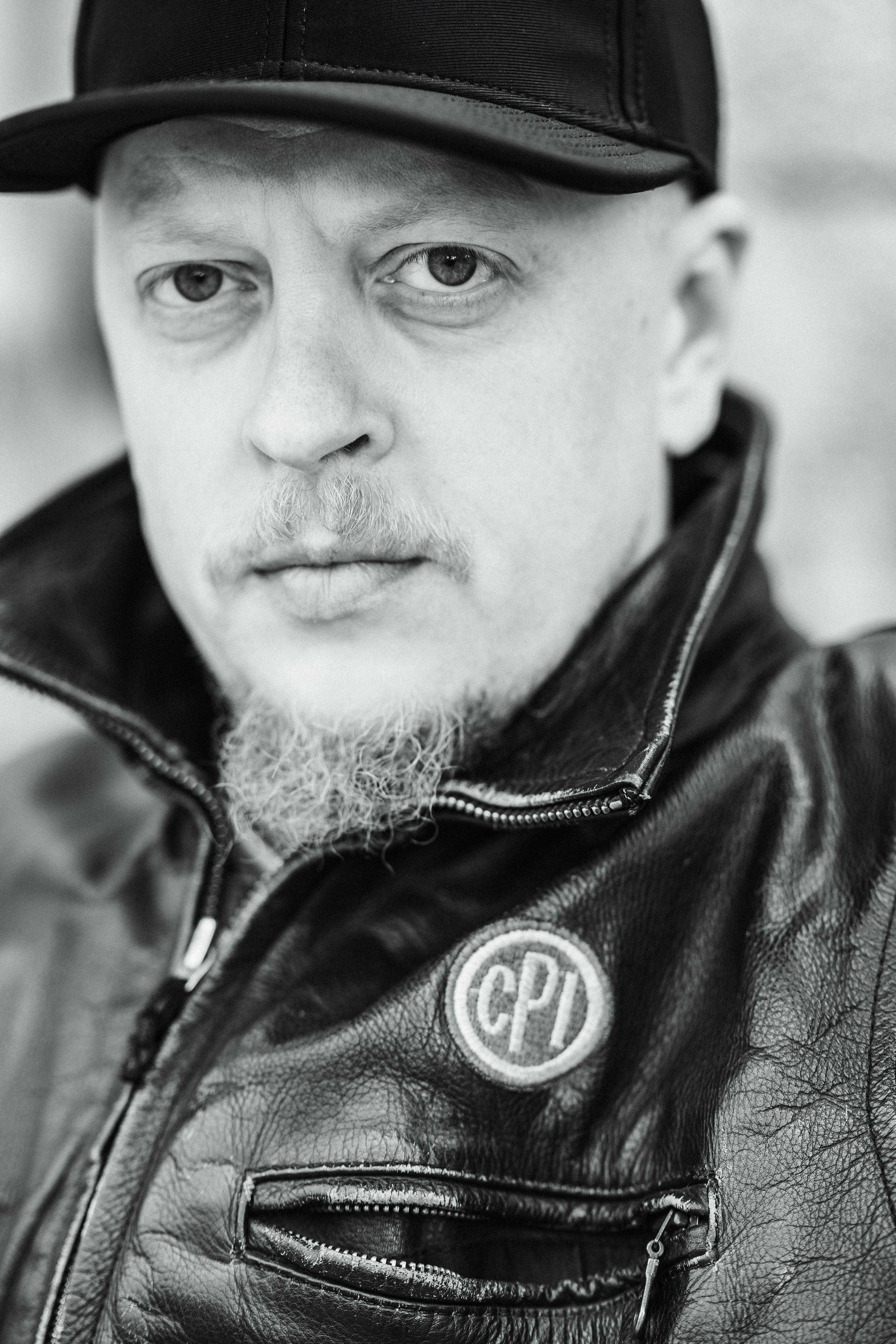 Miehen valokuvaus miljöössä. Valokuvaaja Lahti, Helsinki Elena Salonen