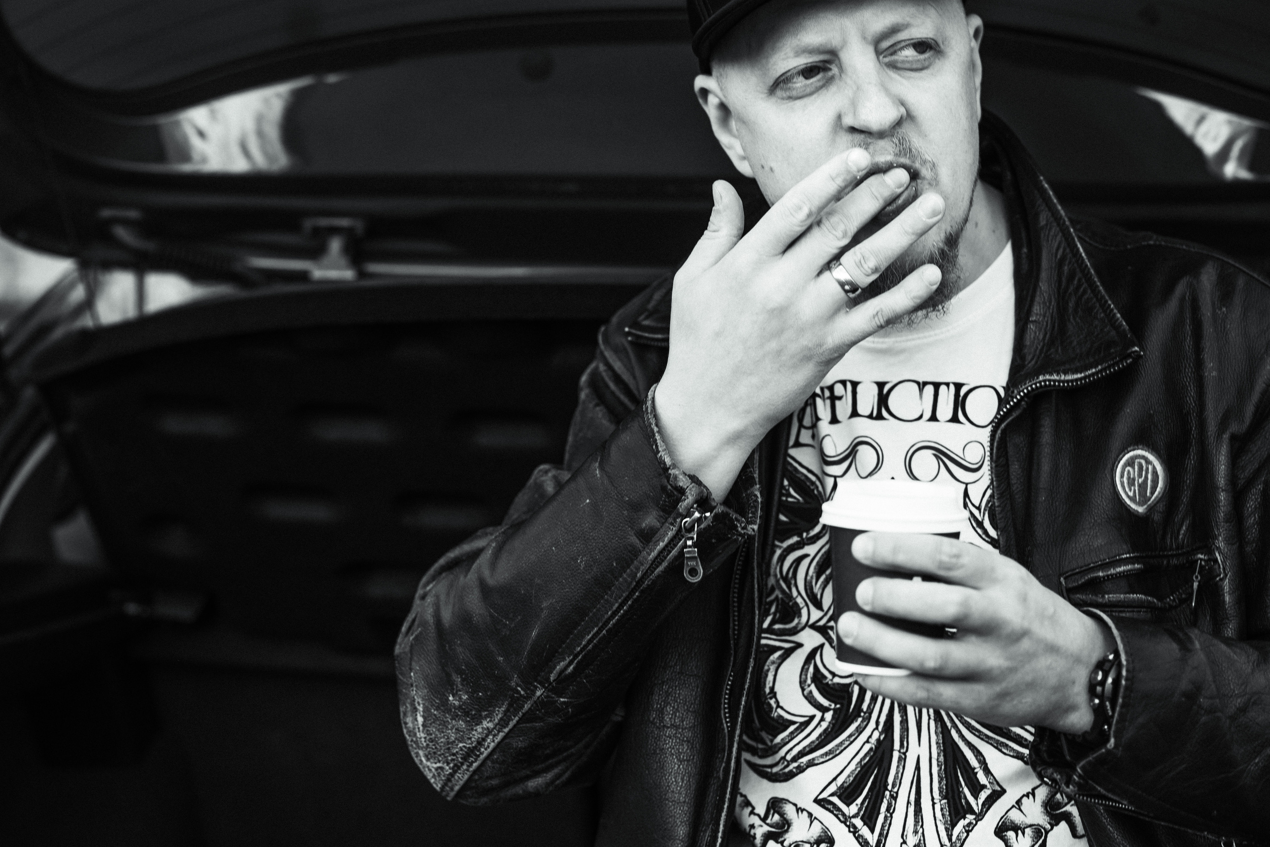 Miehen valokuvaus miljöössä. Valokuvaaja Lahti, Helsinki Elena Salonen