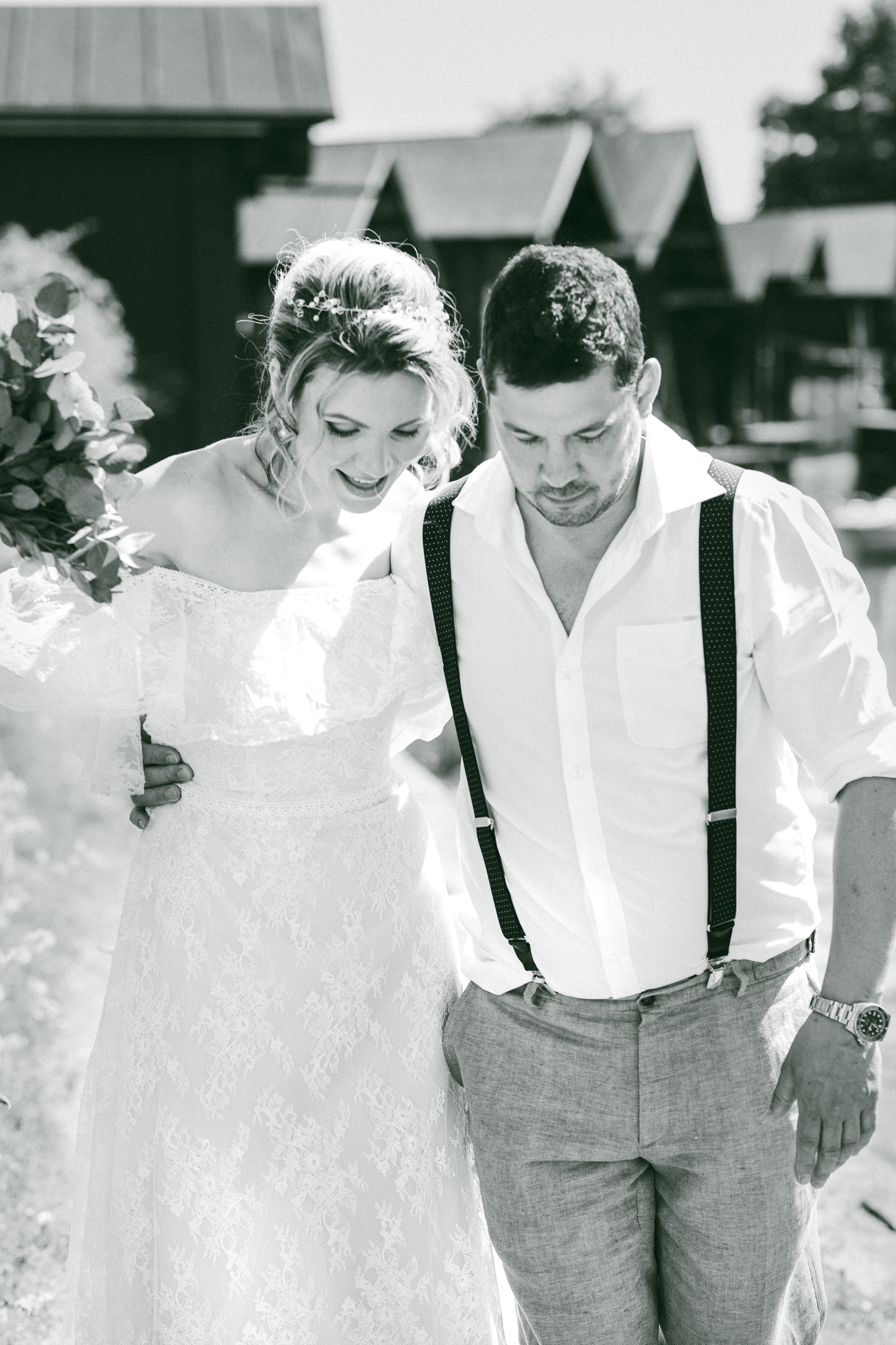 молодожены на берегу реки