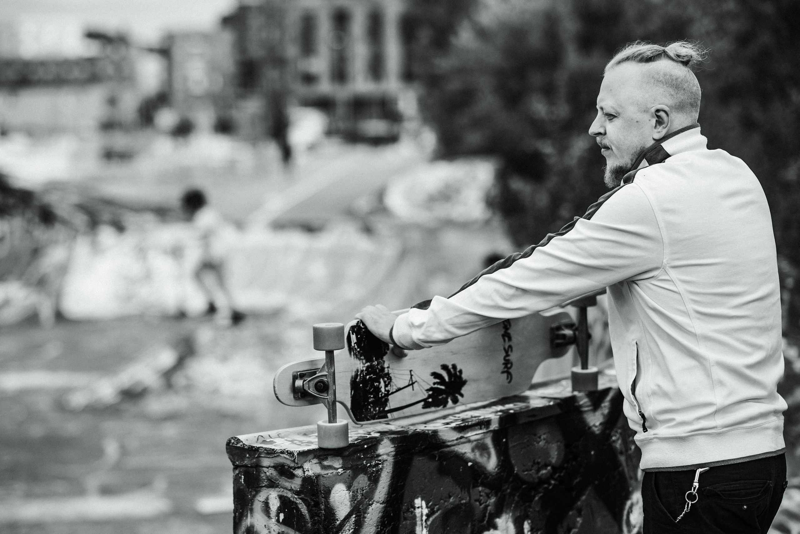 Miehen valokuvaus miljöössä. Valokuvaaja Lahti, Helsinki Elena Salonen