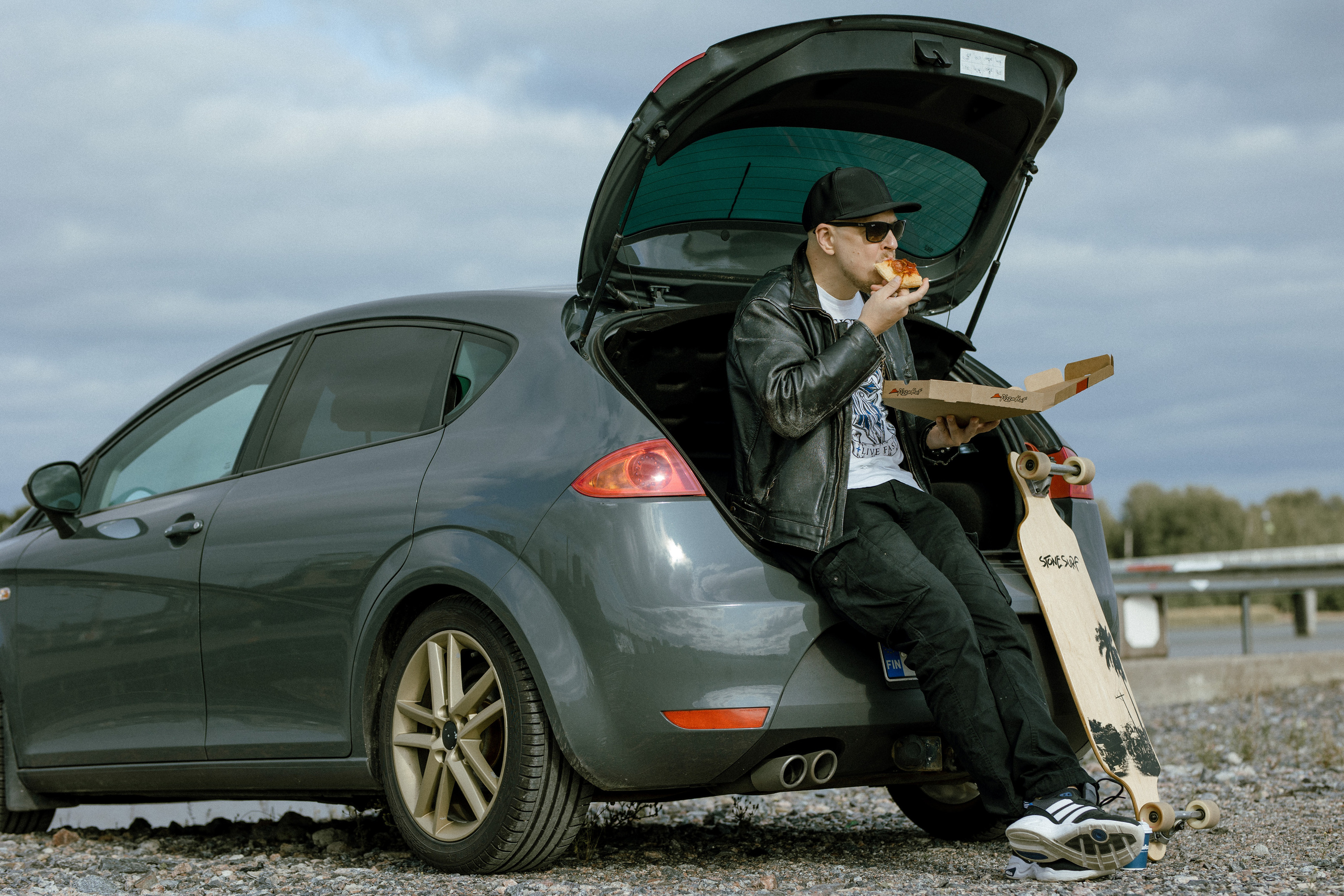 Miehen valokuvaus miljöössä. Valokuvaaja Lahti, Helsinki Elena Salonen