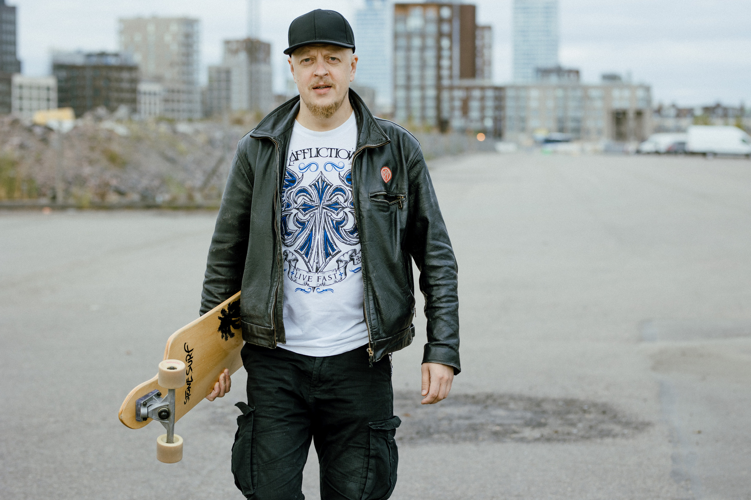 Miehen valokuvaus miljöössä. Valokuvaaja Lahti, Helsinki Elena Salonen