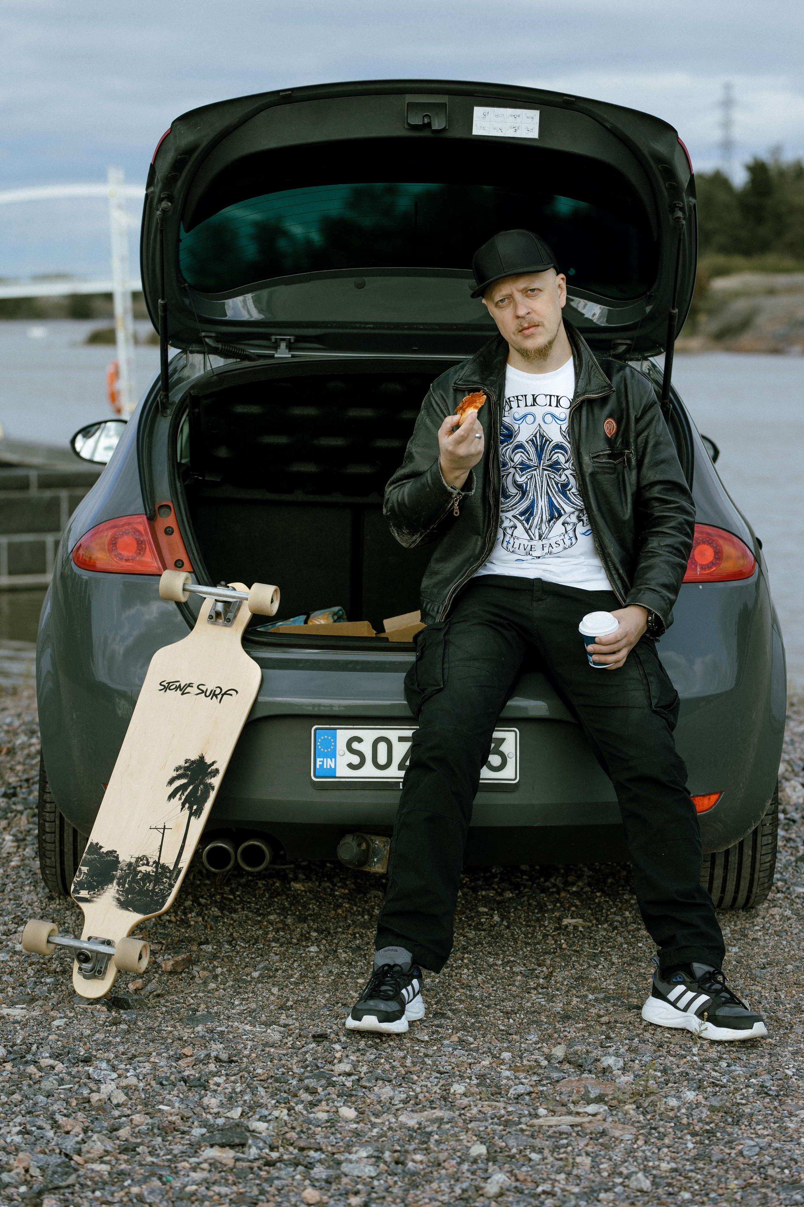 Miehen valokuvaus miljöössä. Valokuvaaja Lahti, Helsinki Elena Salonen