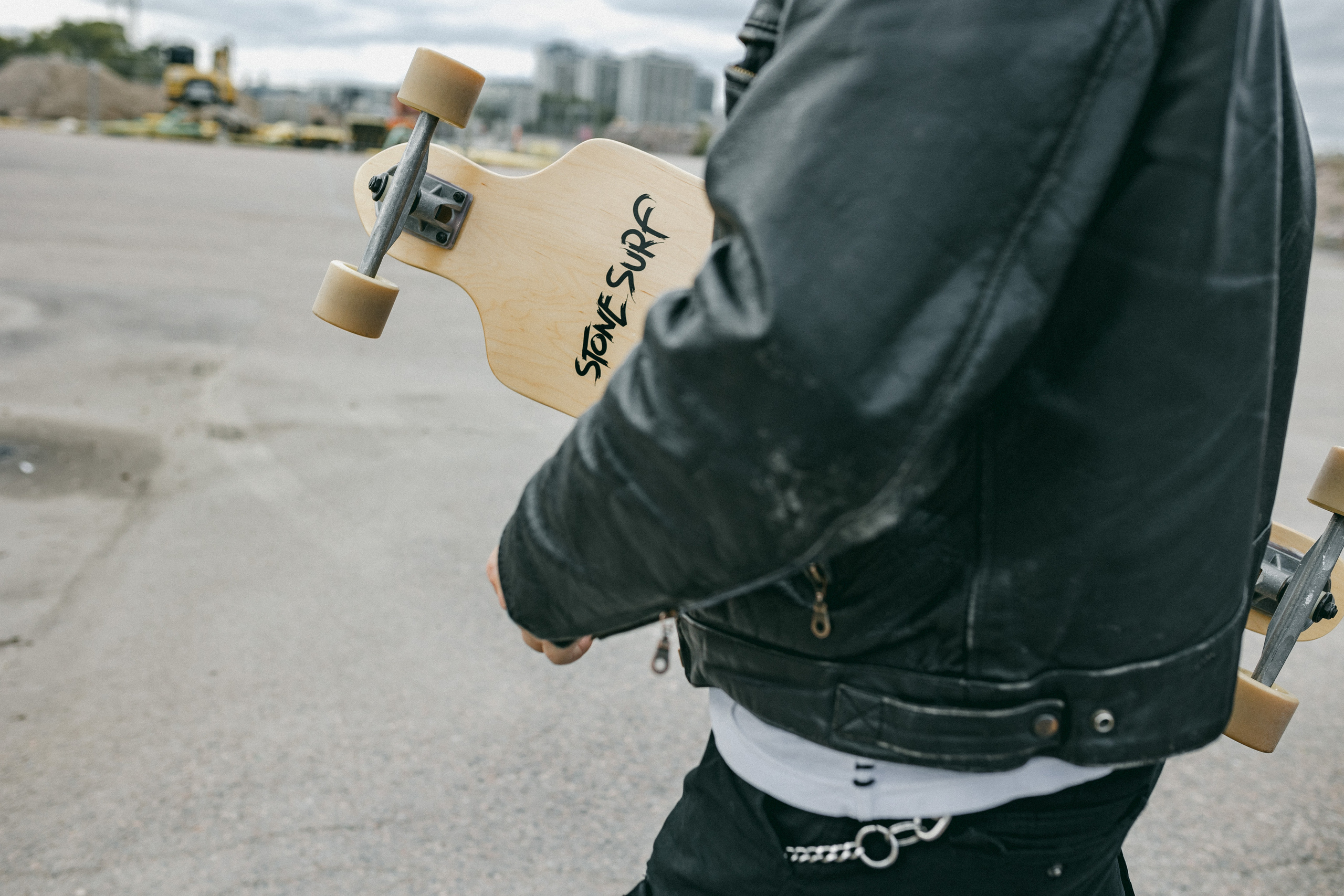 Miehen valokuvaus miljöössä. Valokuvaaja Lahti, Helsinki Elena Salonen