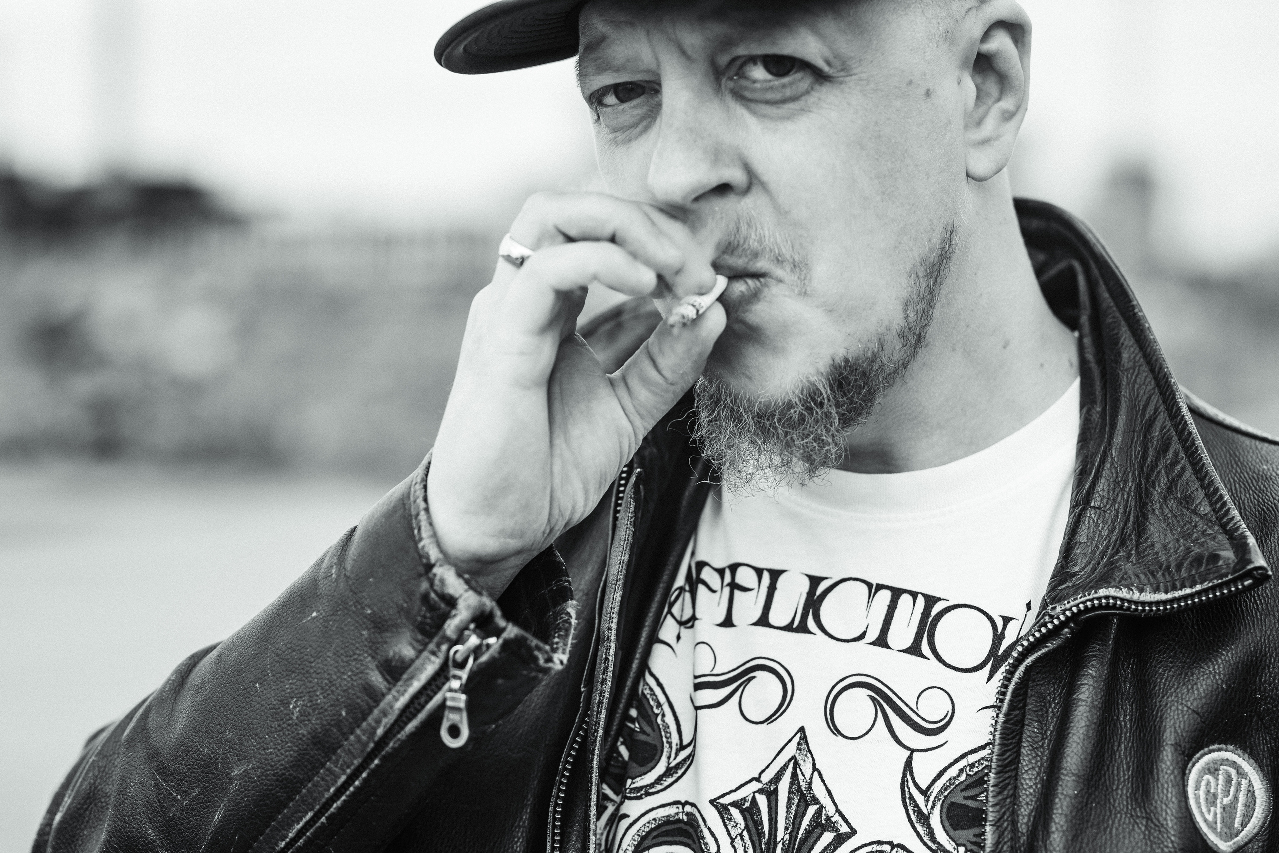 Miehen valokuvaus miljöössä. Valokuvaaja Lahti, Helsinki Elena Salonen