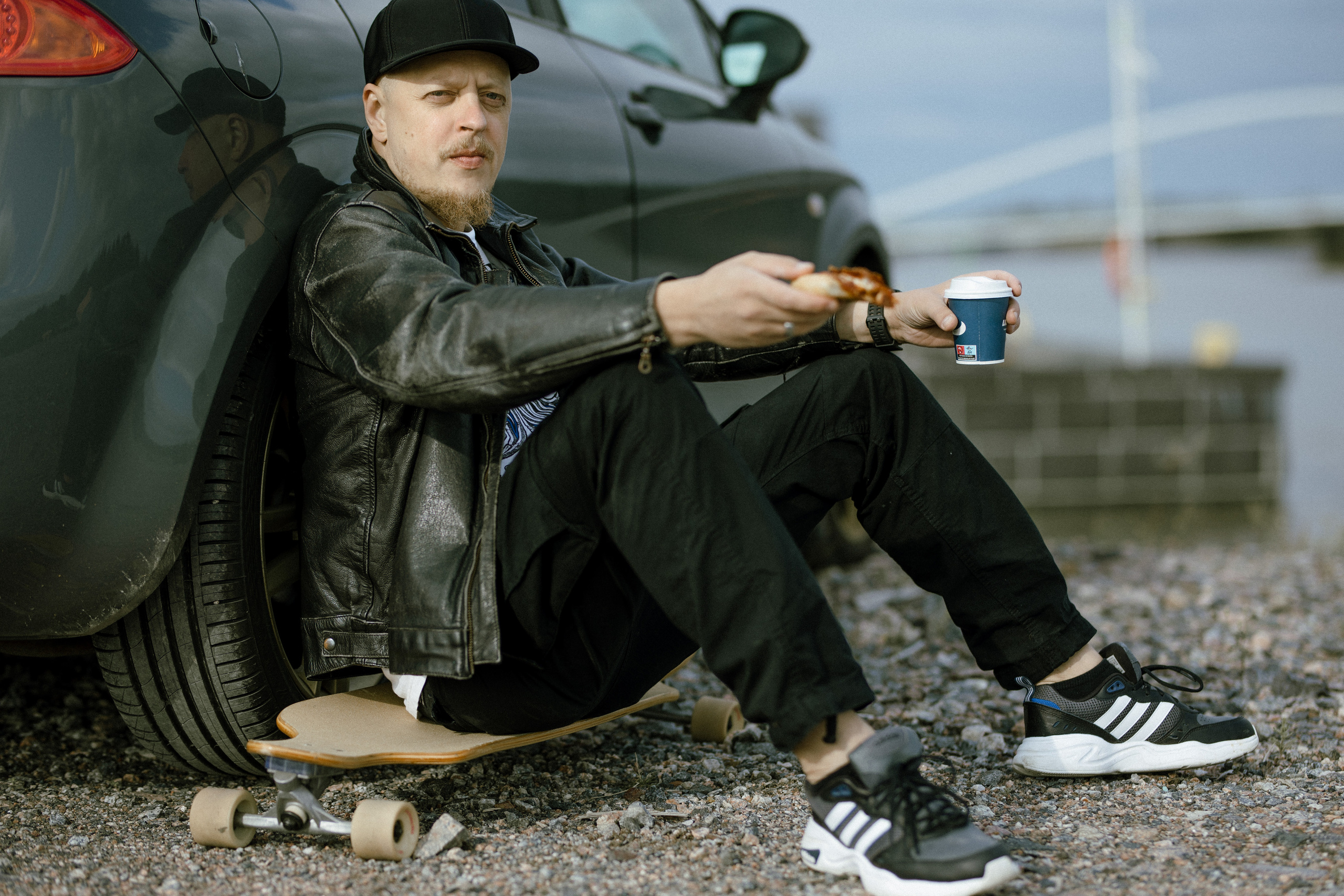 Miehen valokuvaus miljöössä. Valokuvaaja Lahti, Helsinki Elena Salonen