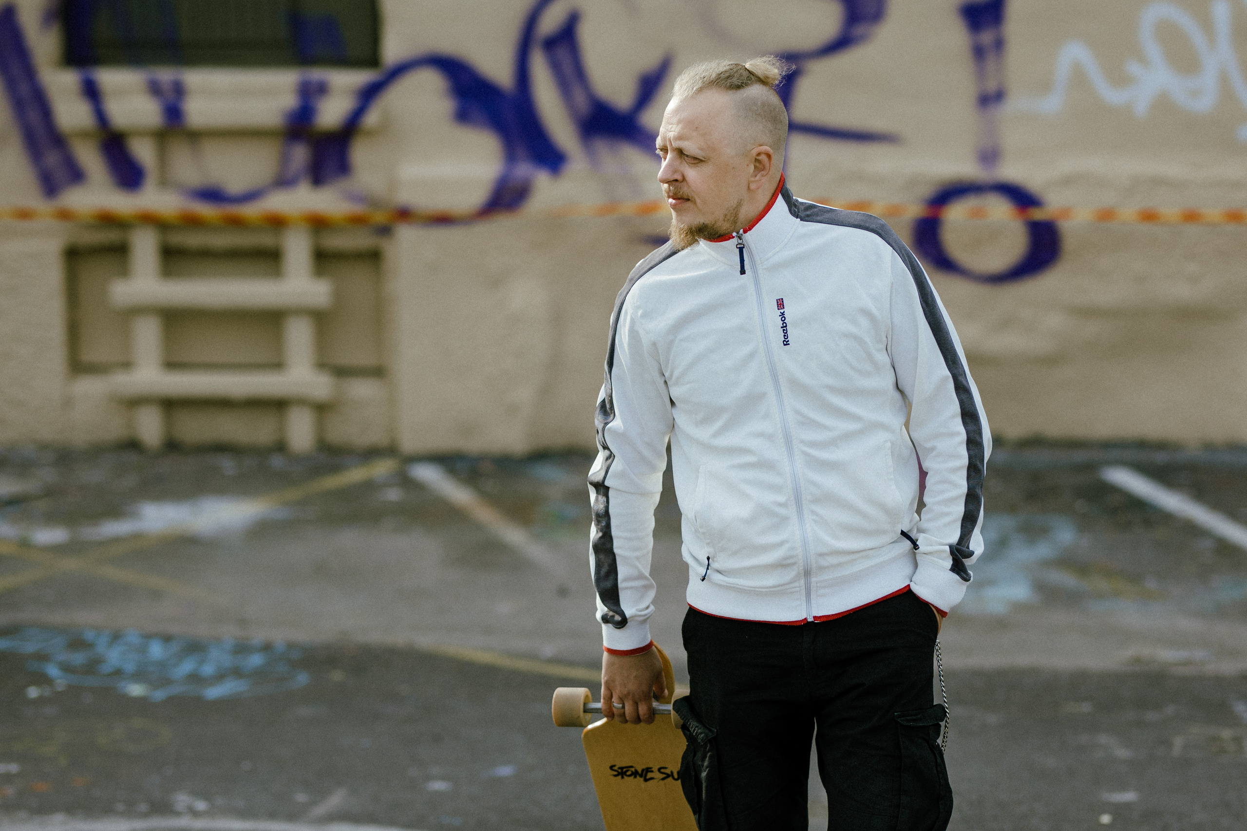 Miehen valokuvaus miljöössä. Valokuvaaja Lahti, Helsinki Elena Salonen