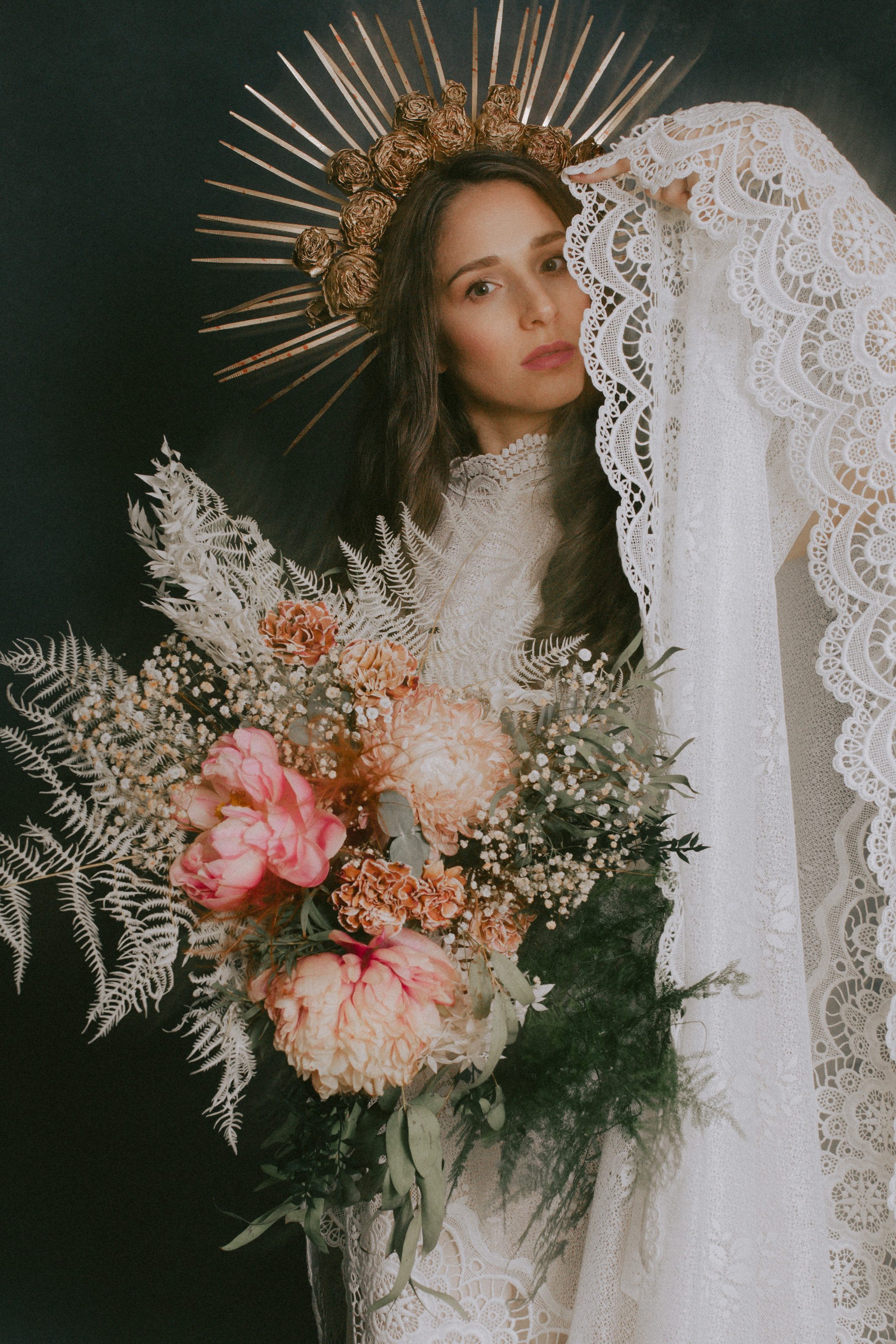 goddess девушка в короне, кружевное платье, богиня