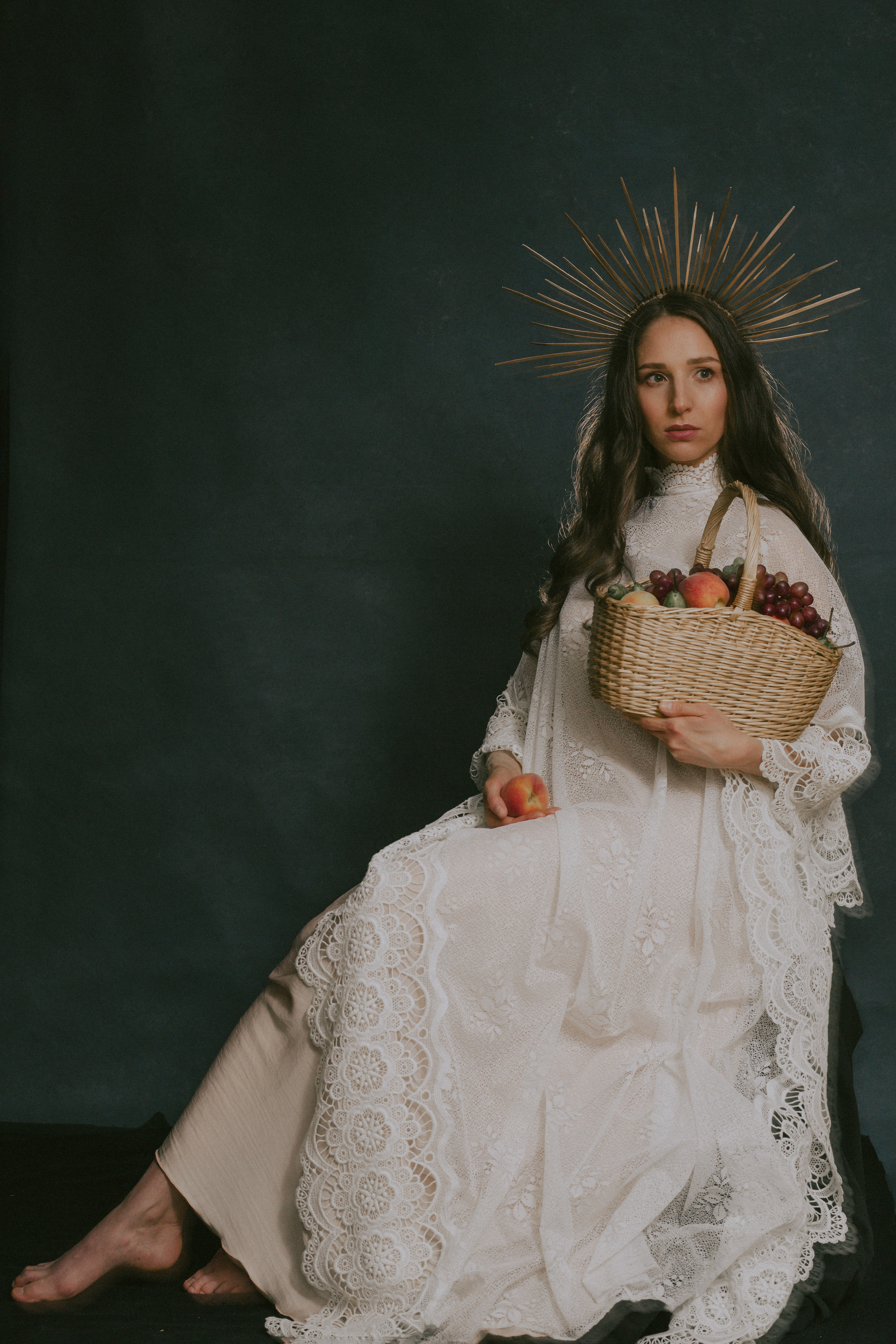 goddess девушка в короне, кружевное платье, богиня с фруктами