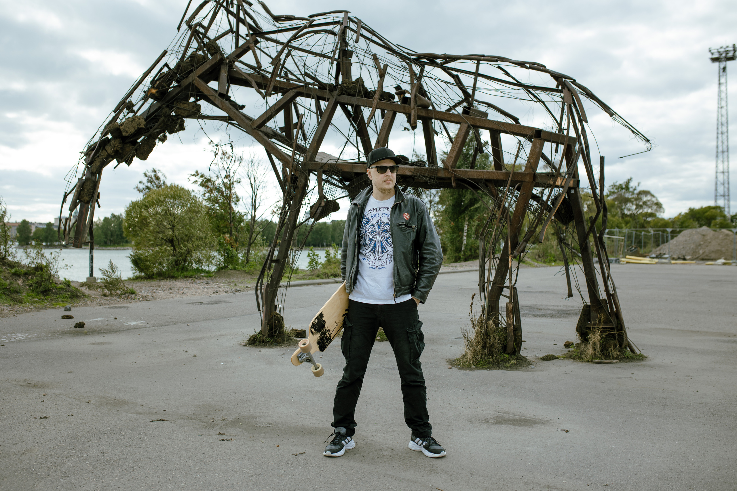 Miehen valokuvaus miljöössä. Valokuvaaja Lahti, Helsinki Elena Salonen