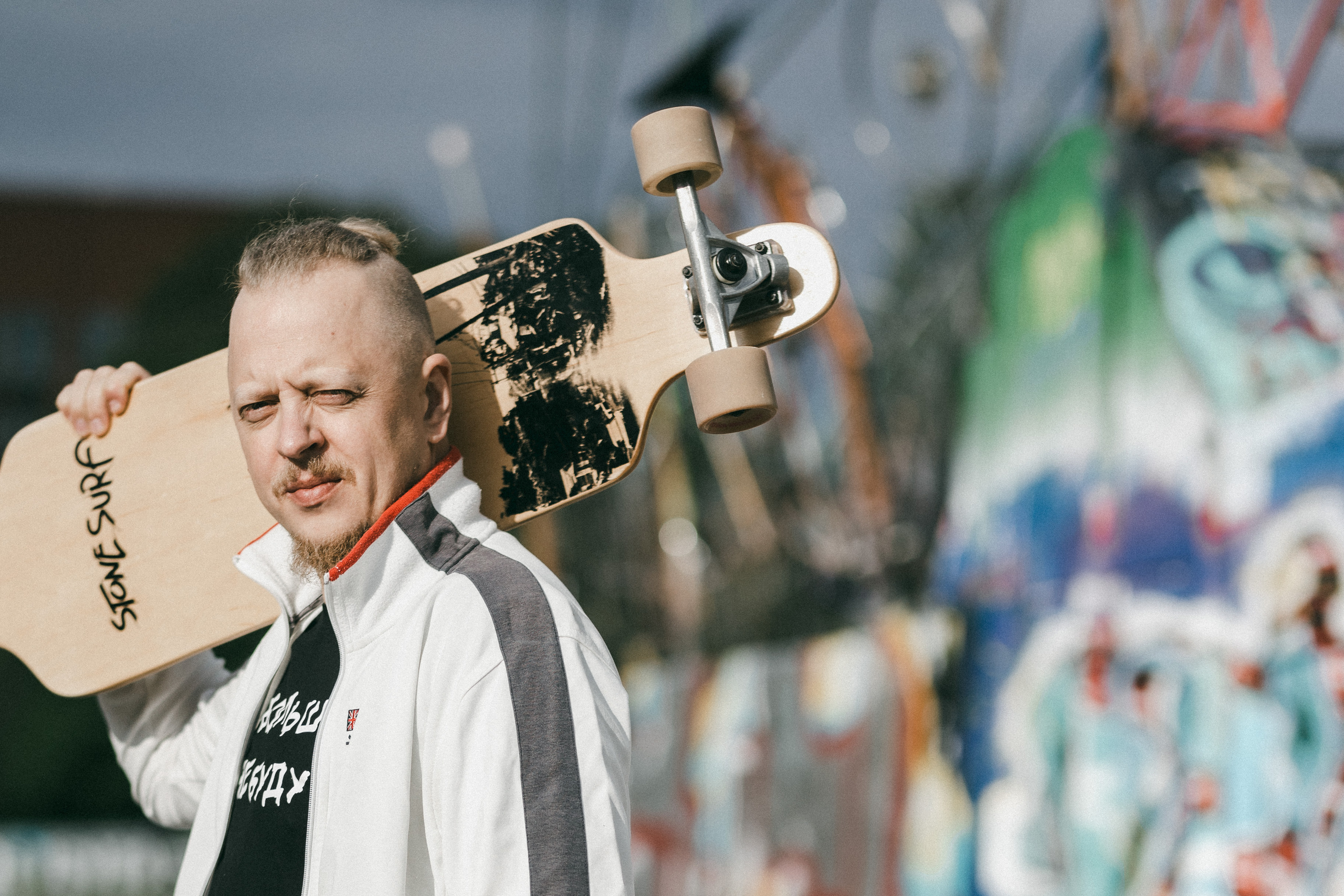 Miehen valokuvaus miljöössä. Valokuvaaja Lahti, Helsinki Elena Salonen