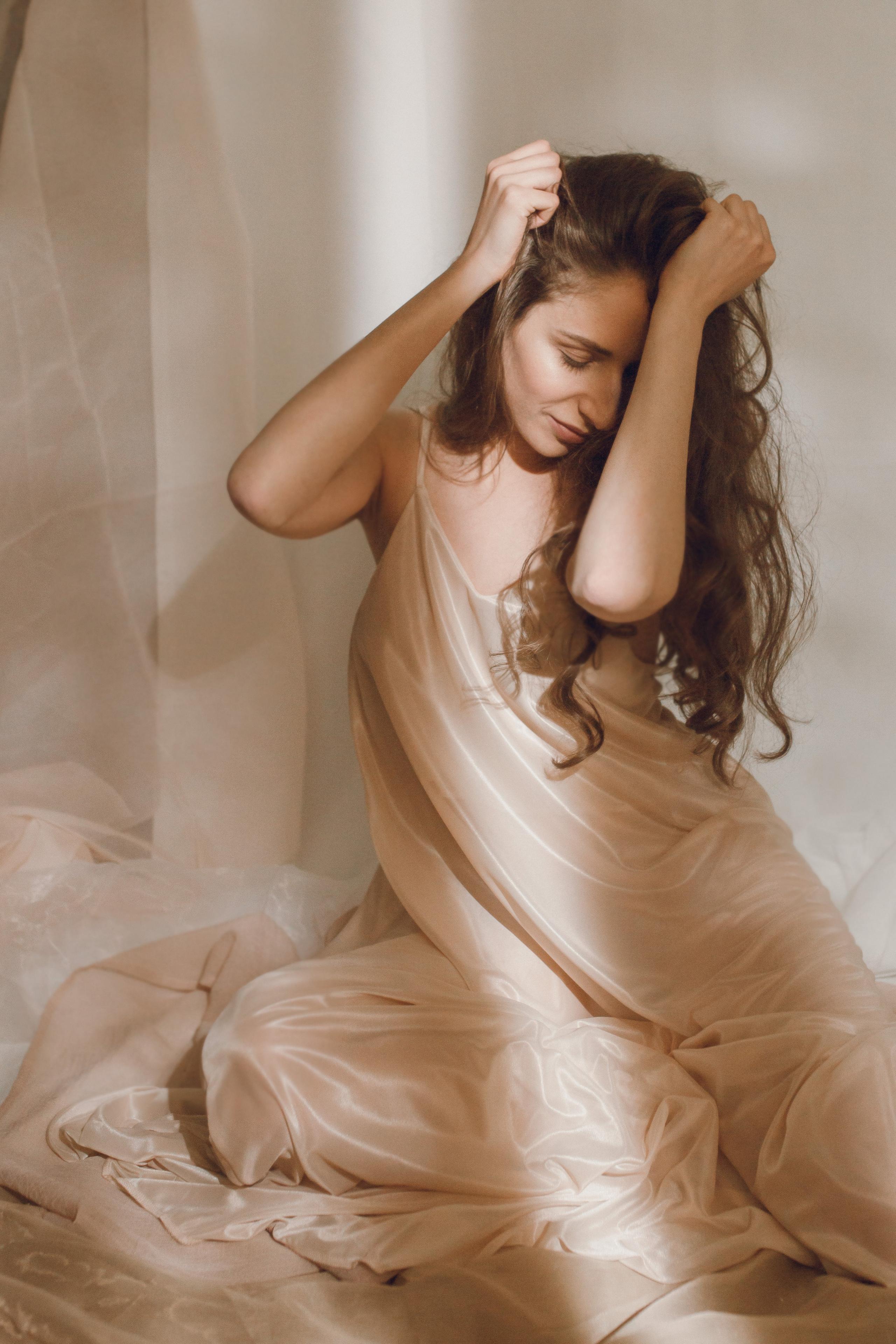 goddess девушка в короне, кружевное платье, богиня