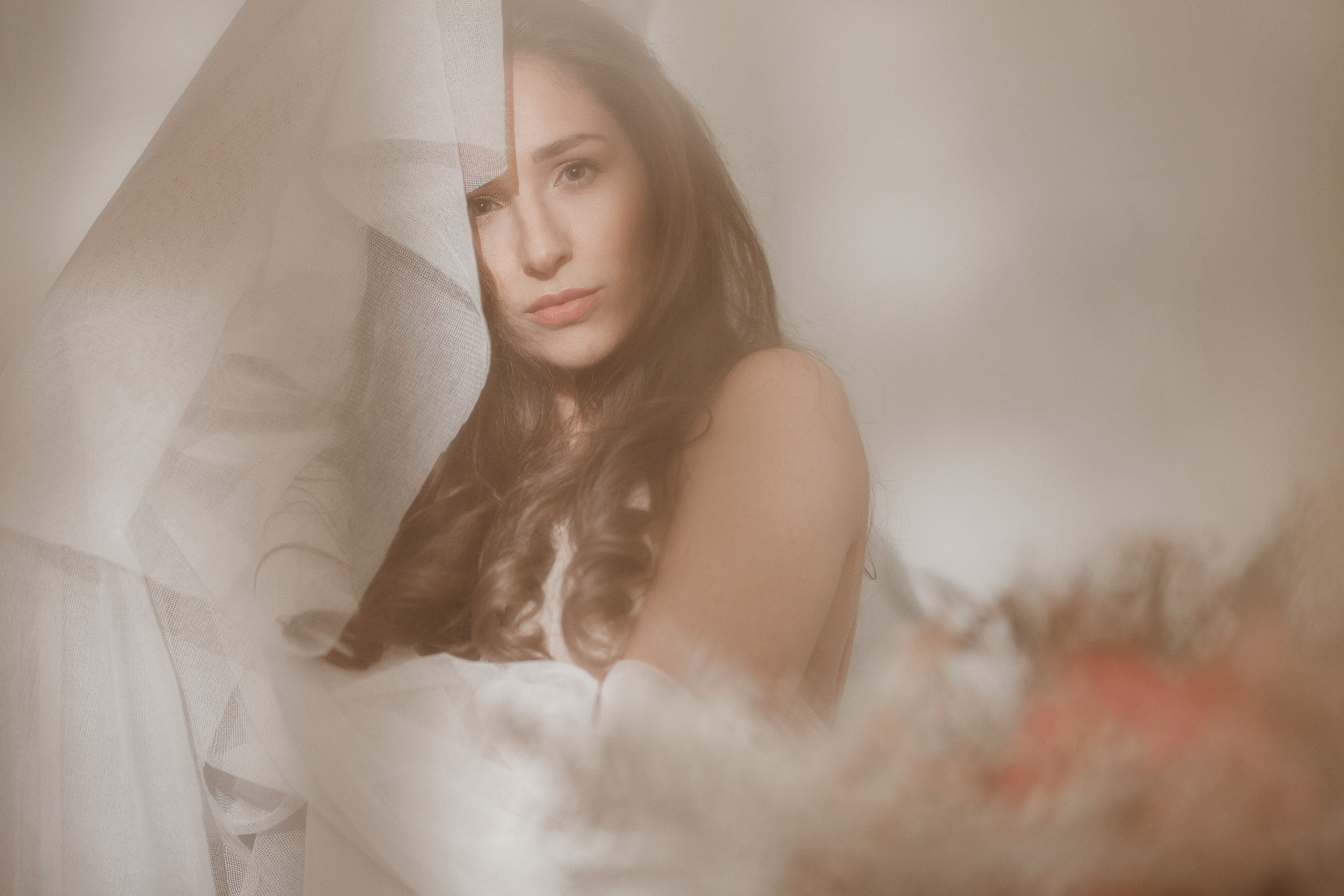 goddess девушка в короне, кружевное платье, богиня