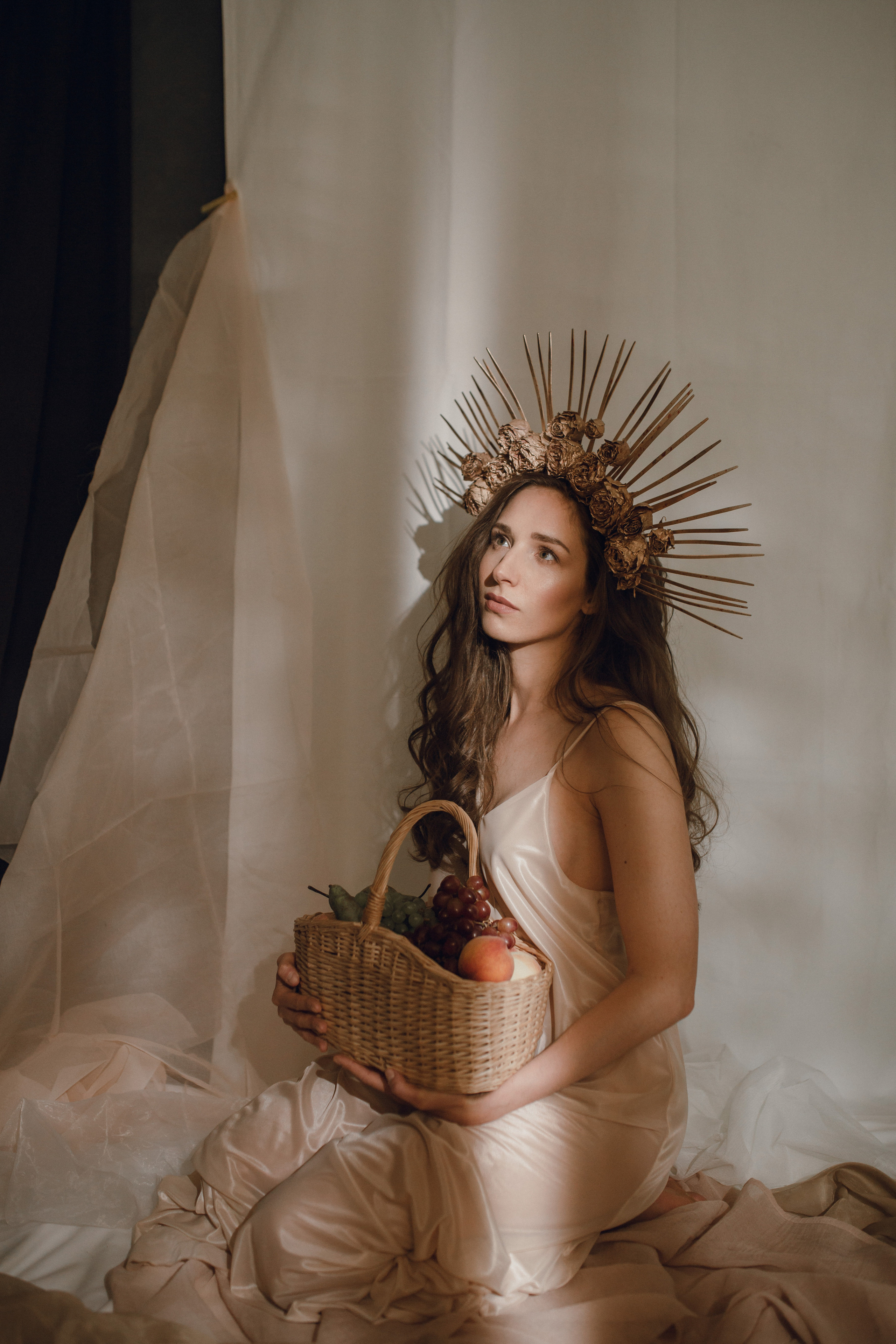 goddess девушка в короне, кружевное платье, богиня молитва