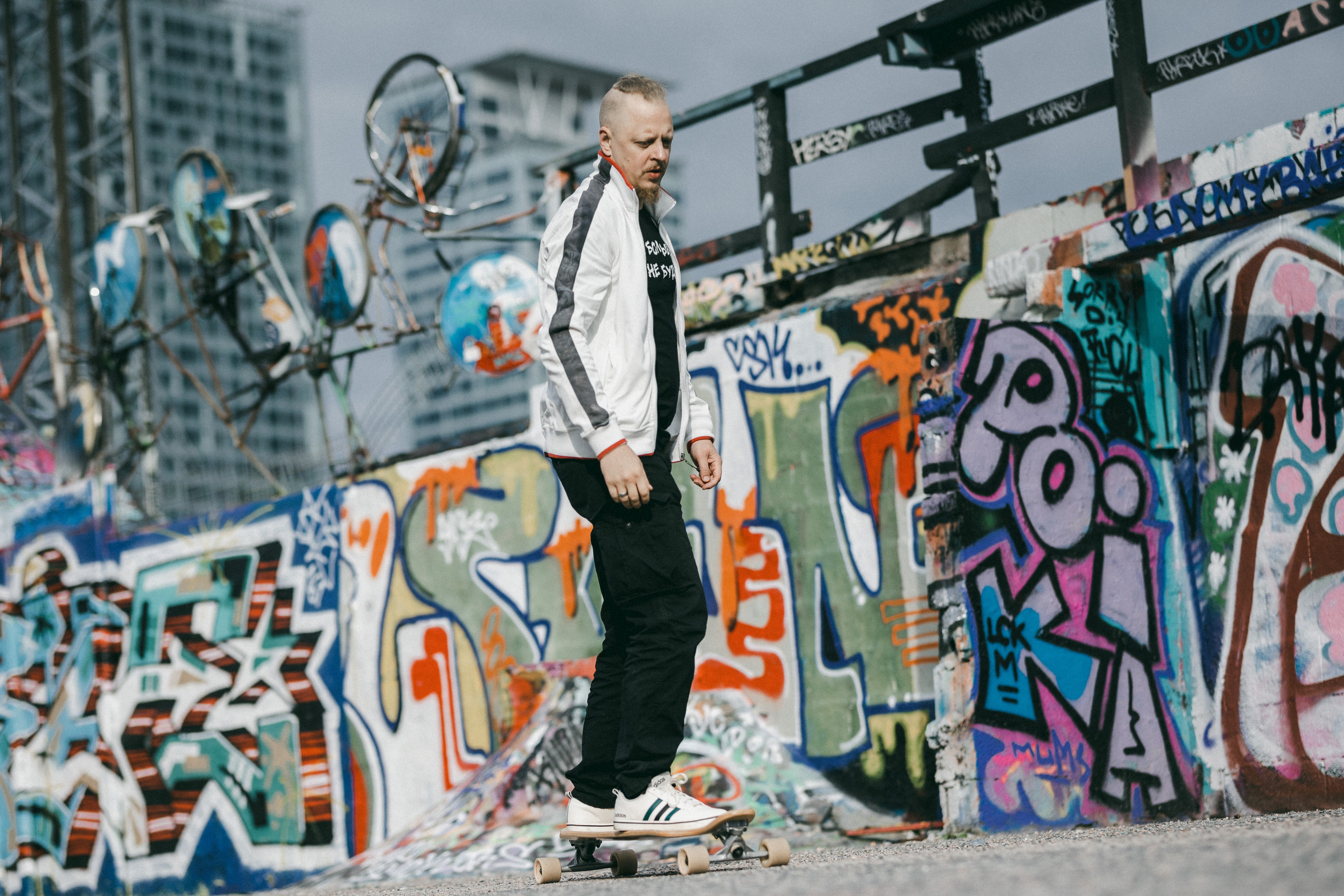 Miehen valokuvaus miljöössä. Valokuvaaja Lahti, Helsinki Elena Salonen