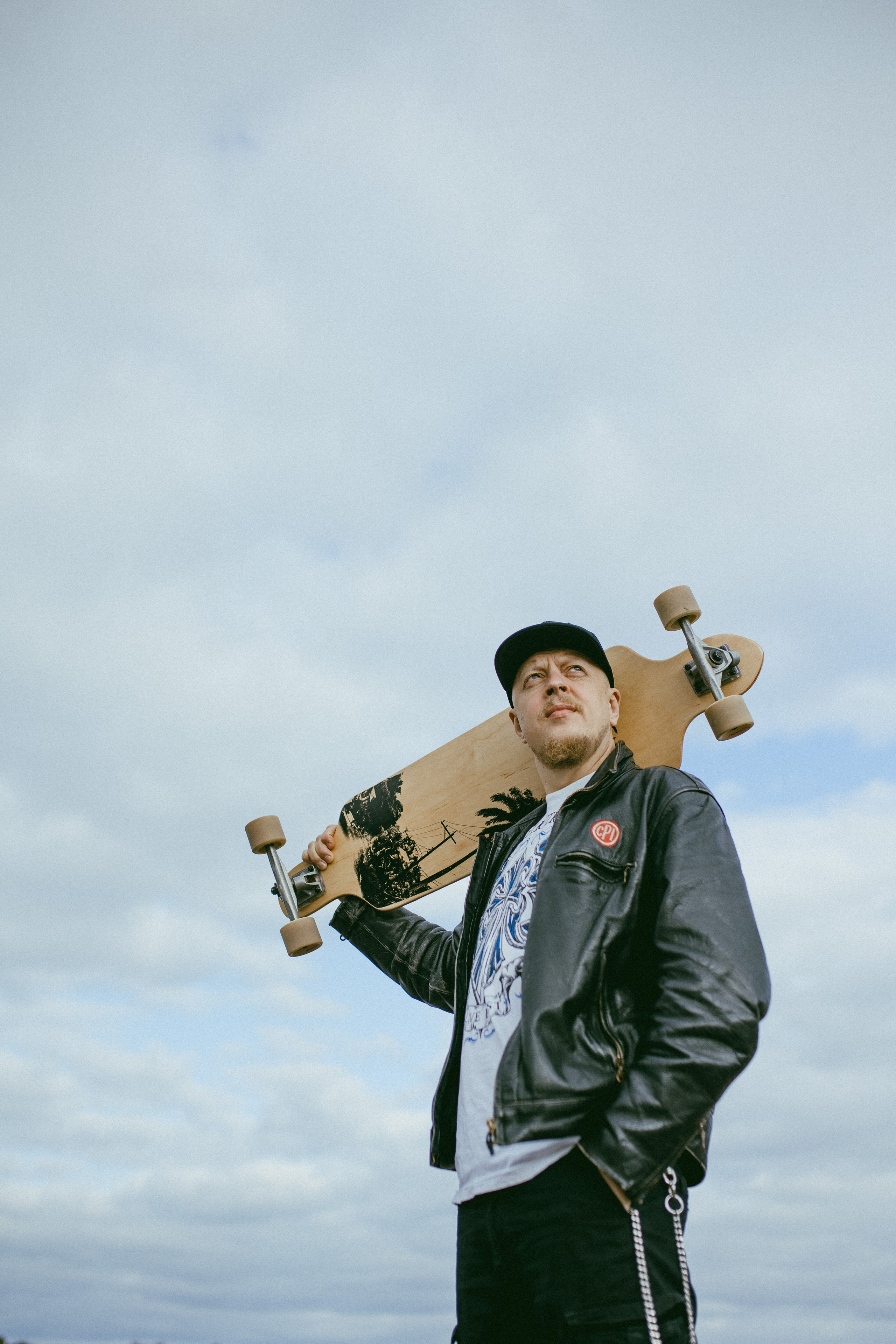 Miehen valokuvaus miljöössä. Valokuvaaja Lahti, Helsinki Elena Salonen