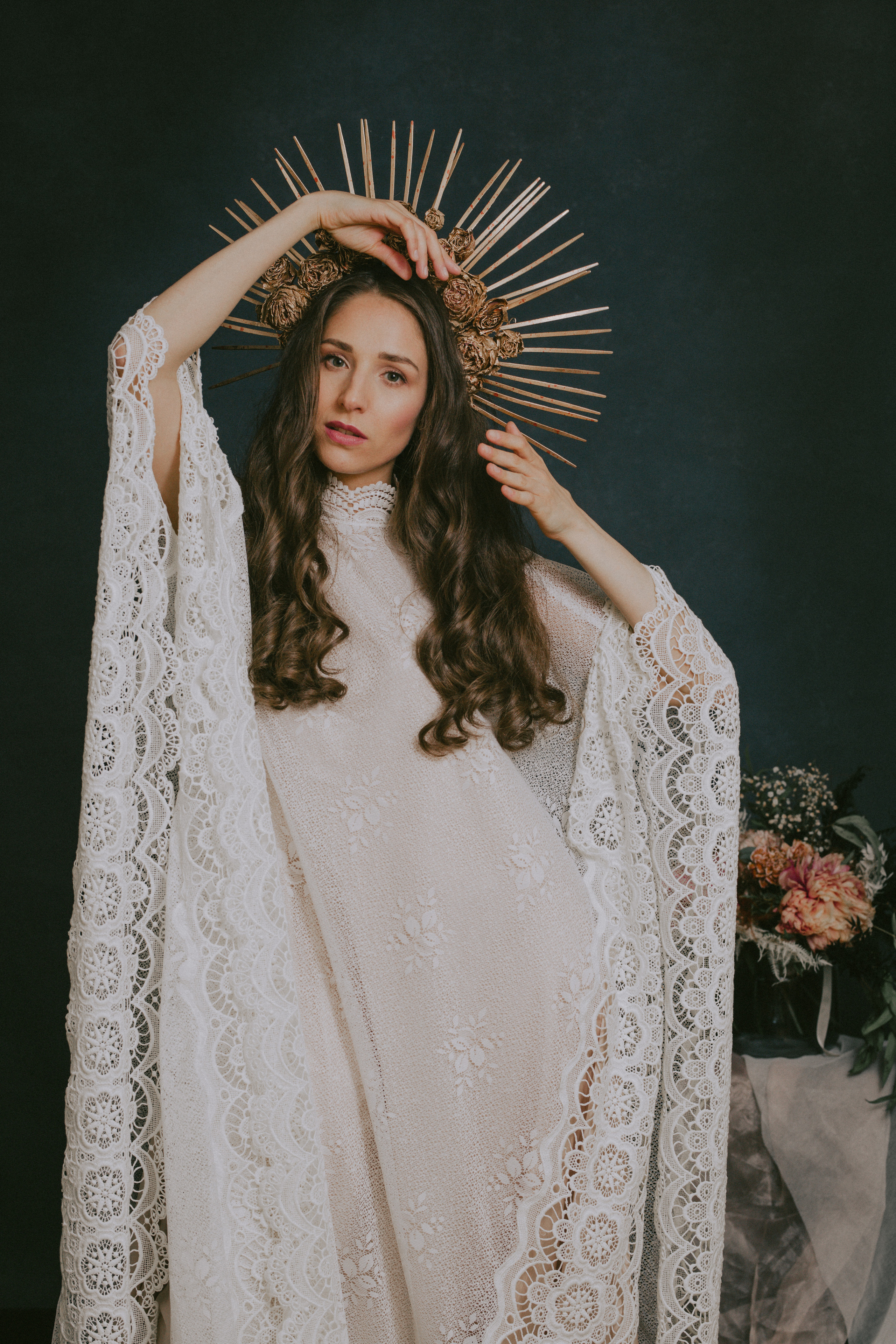 goddess девушка в короне, кружевное платье, богиня