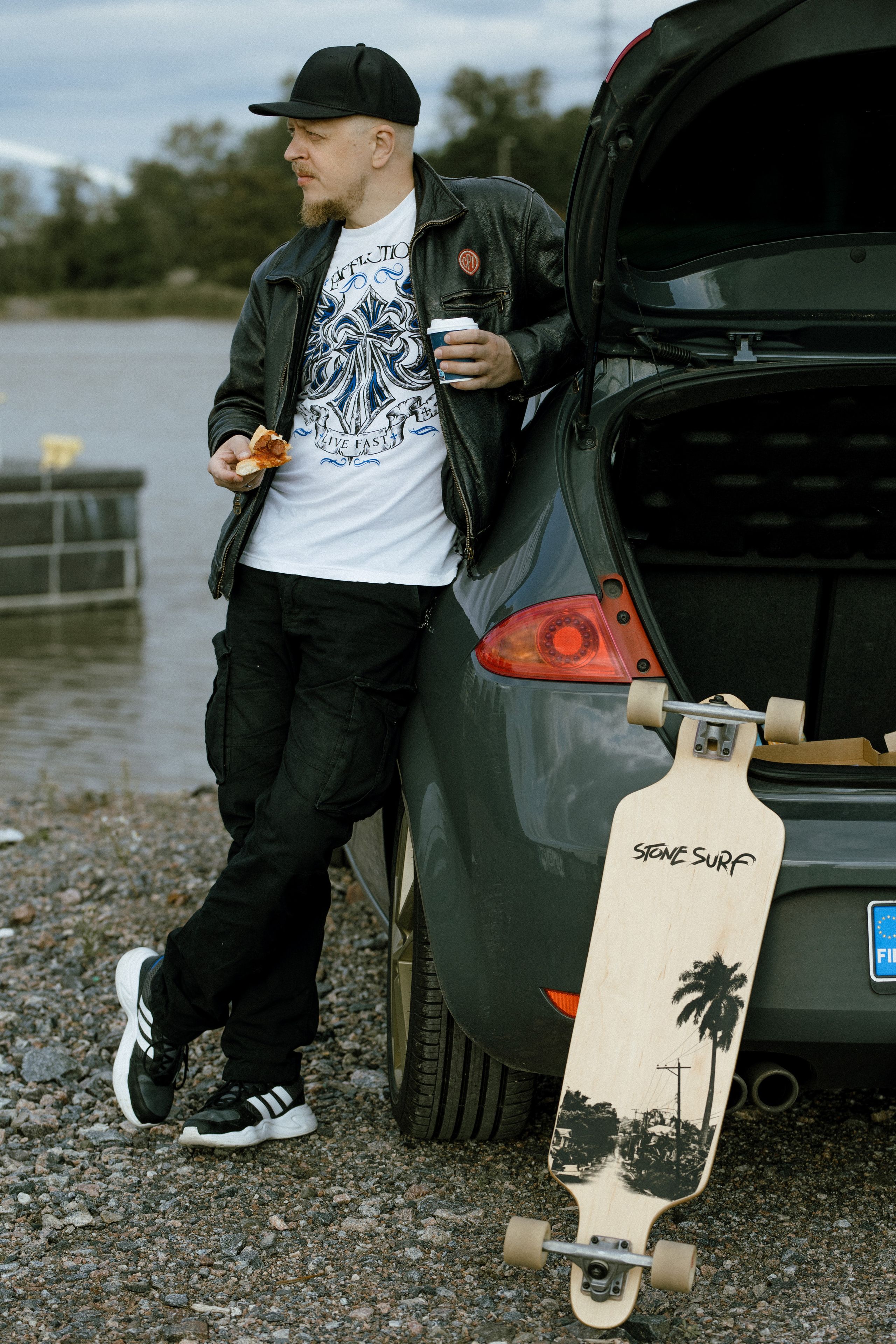 Miehen valokuvaus miljöössä. Valokuvaaja Lahti, Helsinki Elena Salonen