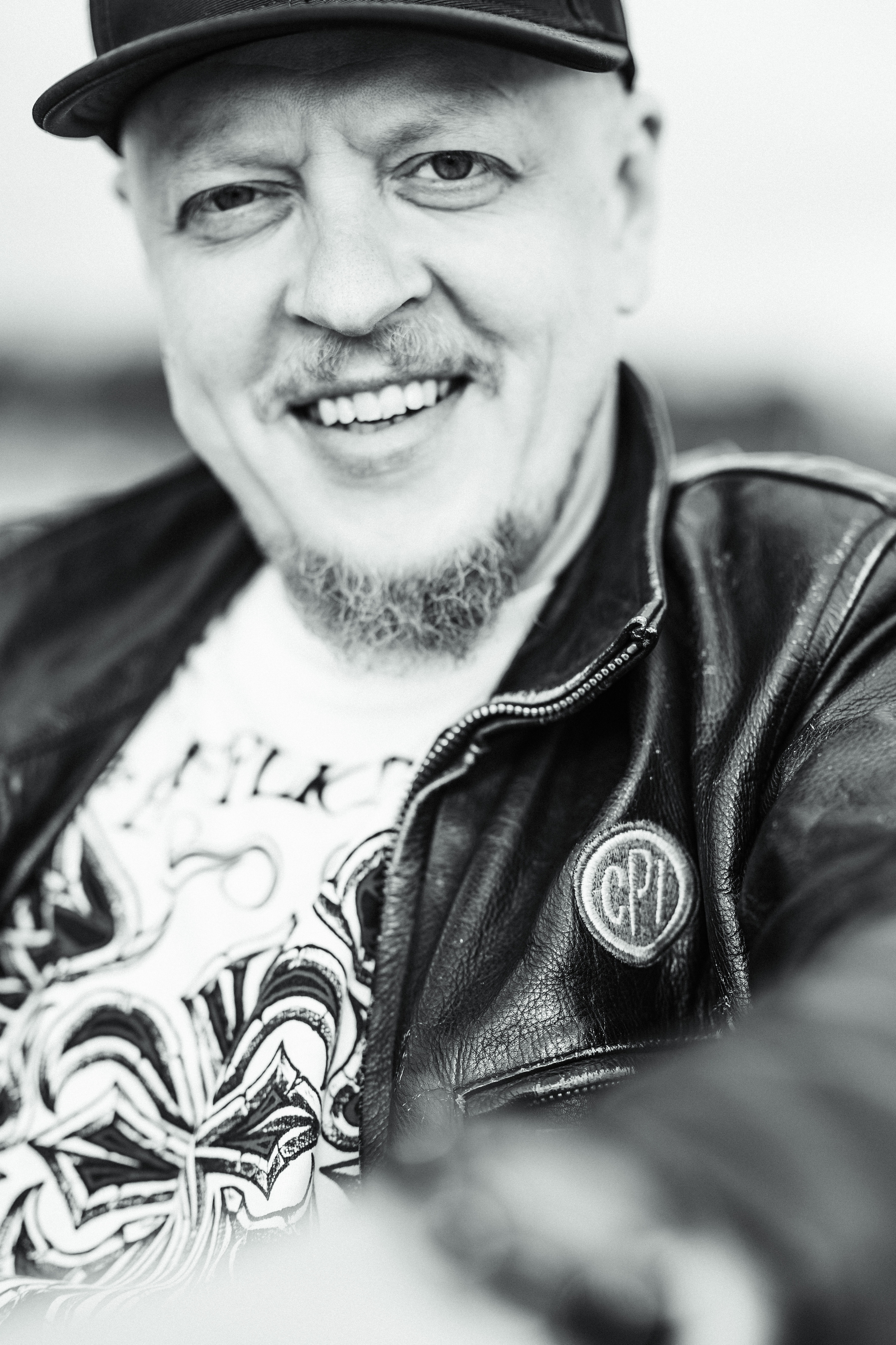 Miehen valokuvaus miljöössä. Valokuvaaja Lahti, Helsinki Elena Salonen