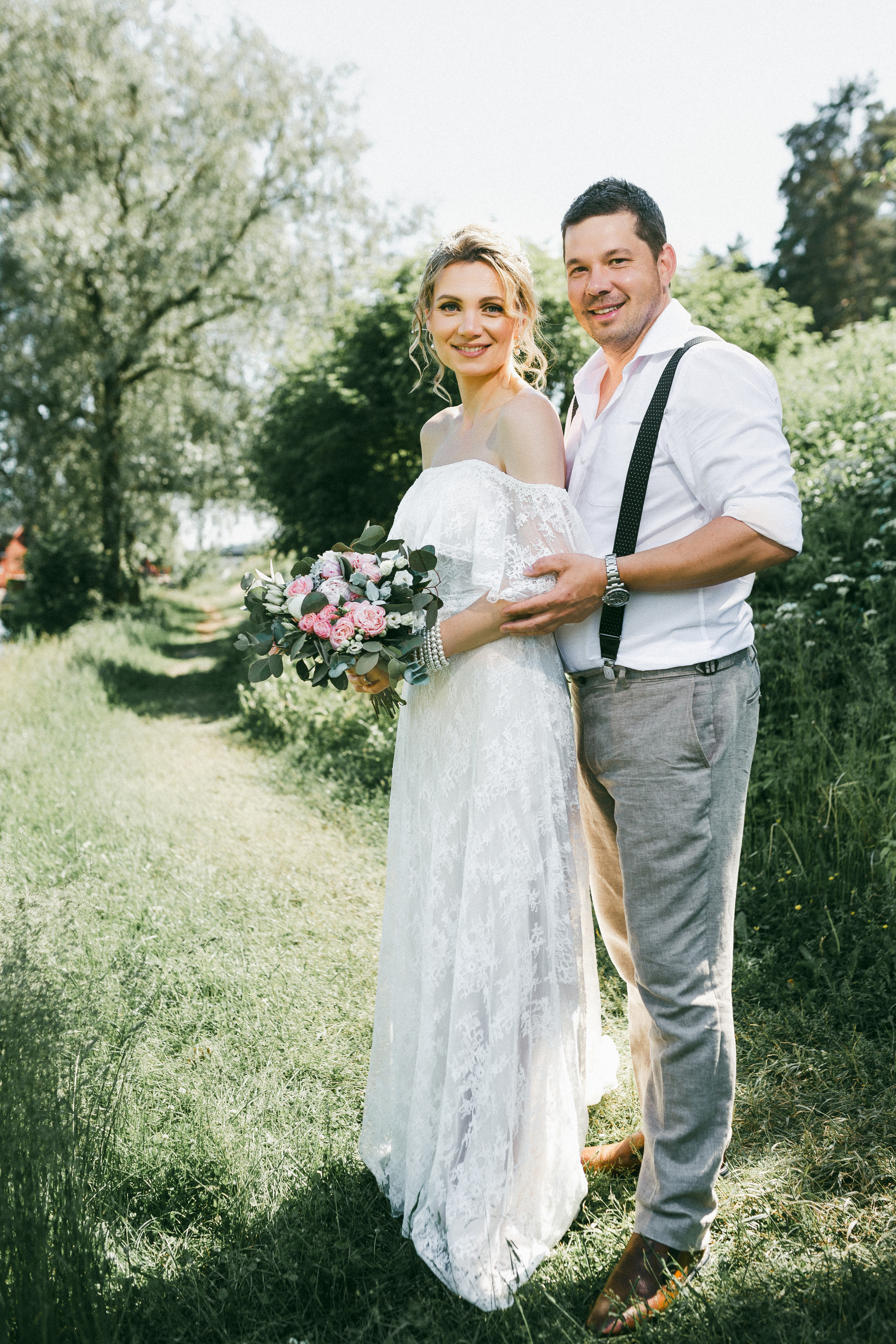 молодожены на берегу реки