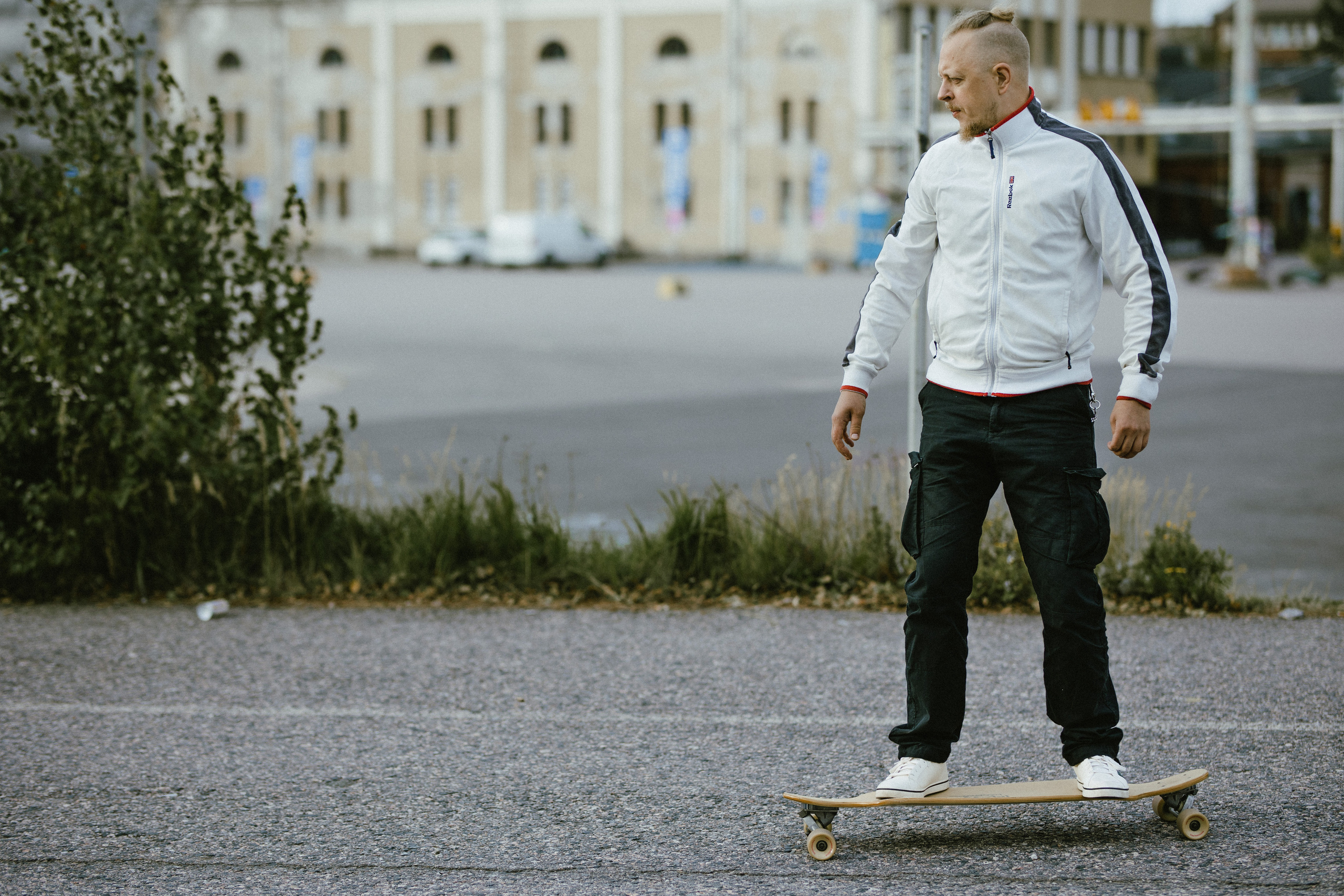 Miehen valokuvaus miljöössä. Valokuvaaja Lahti, Helsinki Elena Salonen