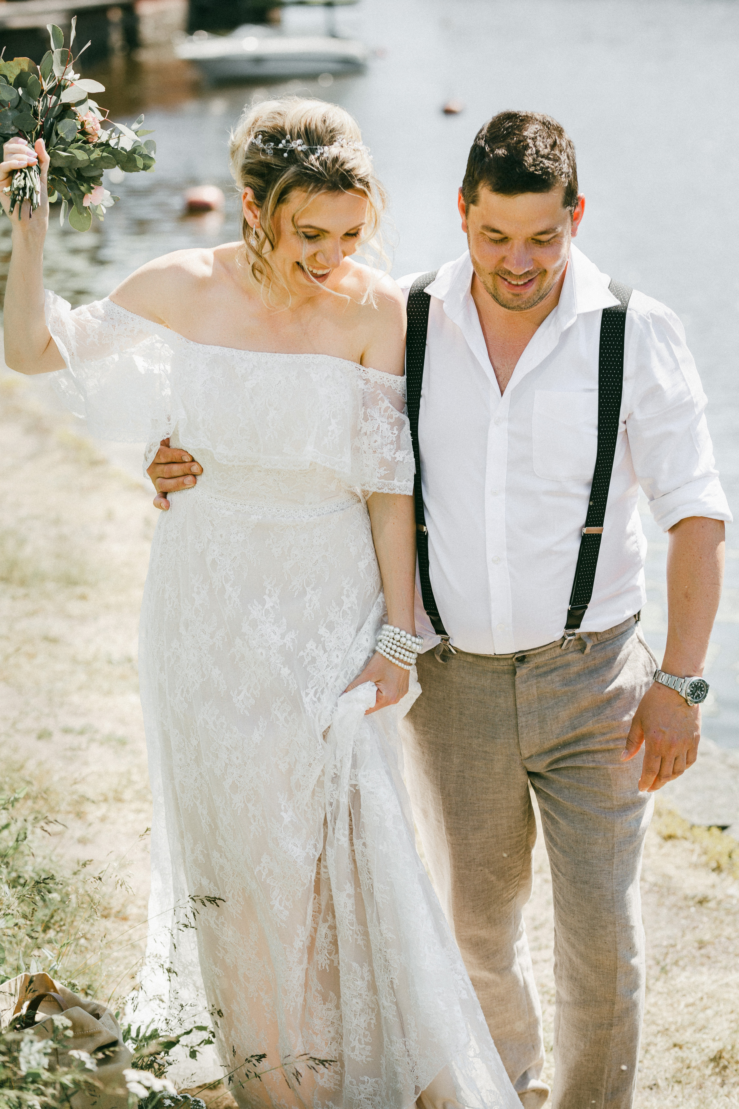 молодожены на берегу реки