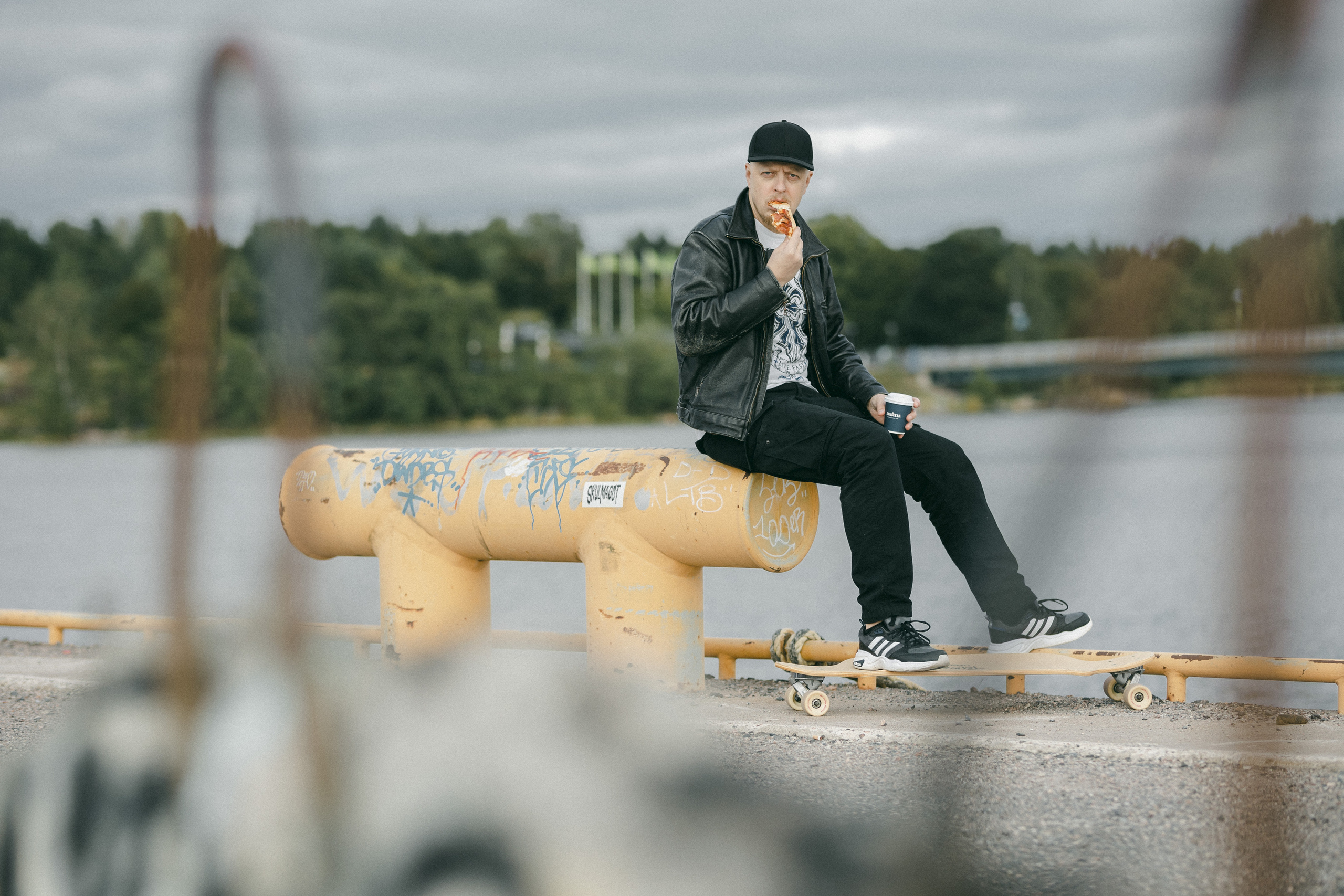 Miehen valokuvaus miljöössä. Valokuvaaja Lahti, Helsinki Elena Salonen