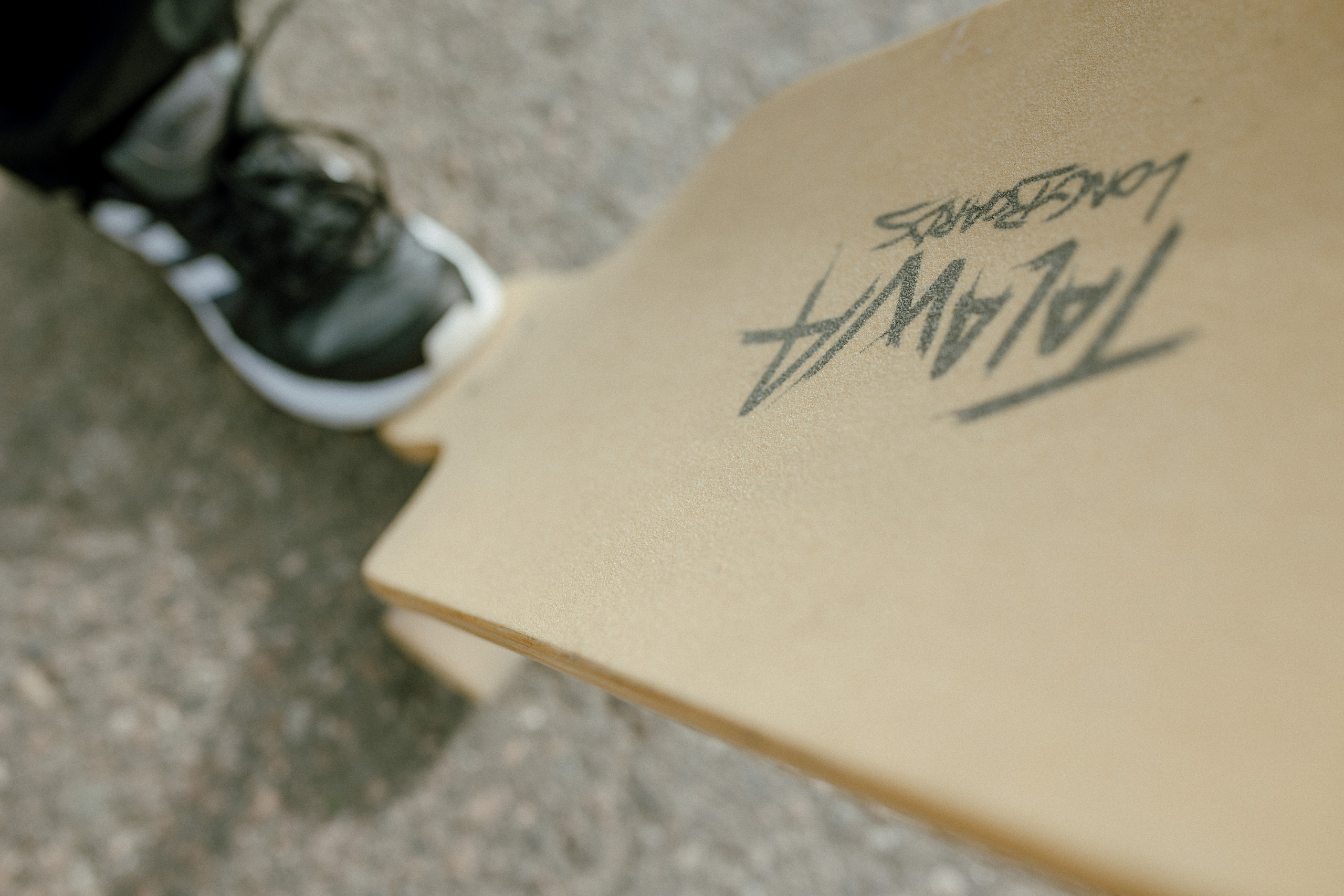 Miehen valokuvaus miljöössä. Valokuvaaja Lahti, Helsinki Elena Salonen