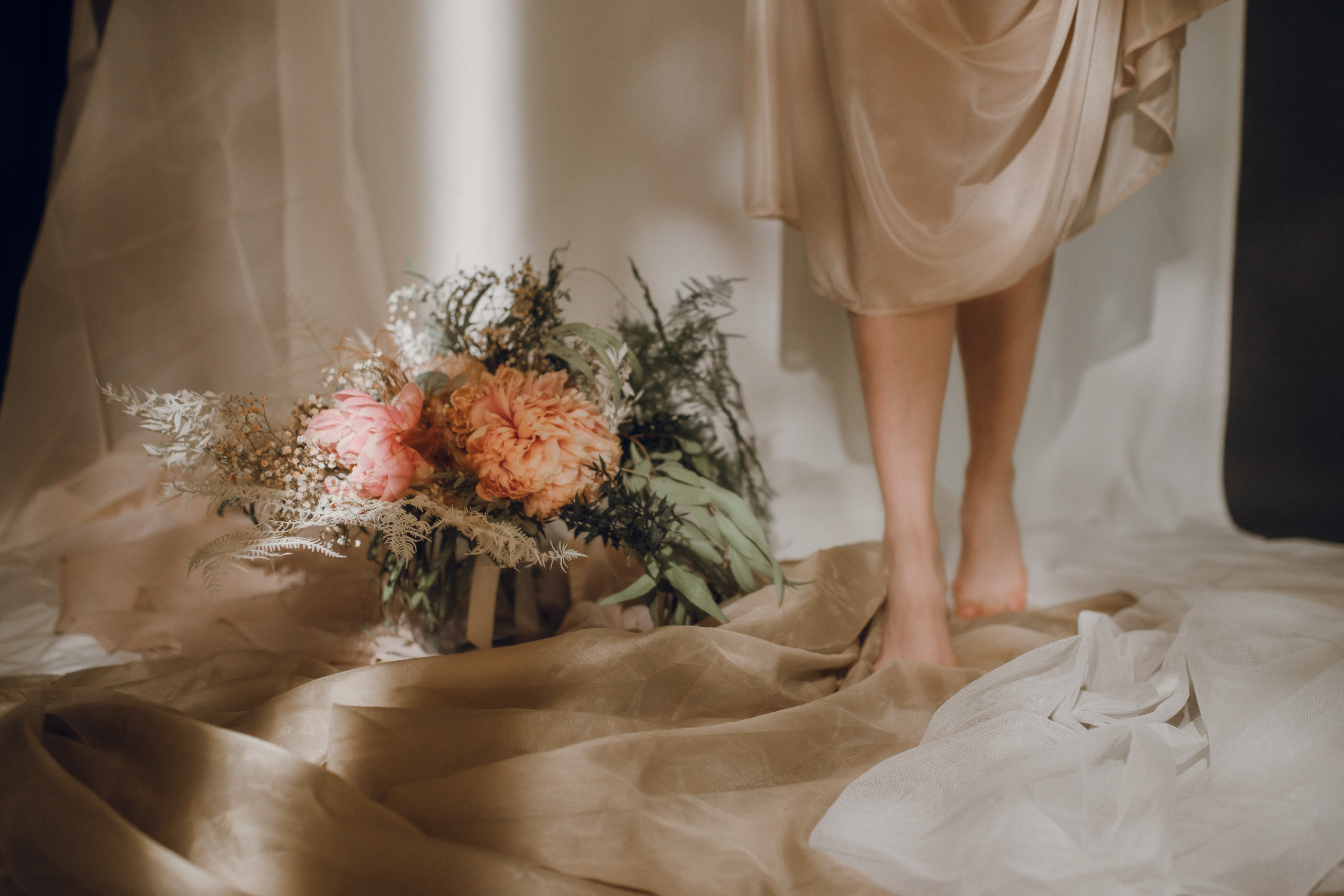 goddess девушка в короне, кружевное платье, богиня