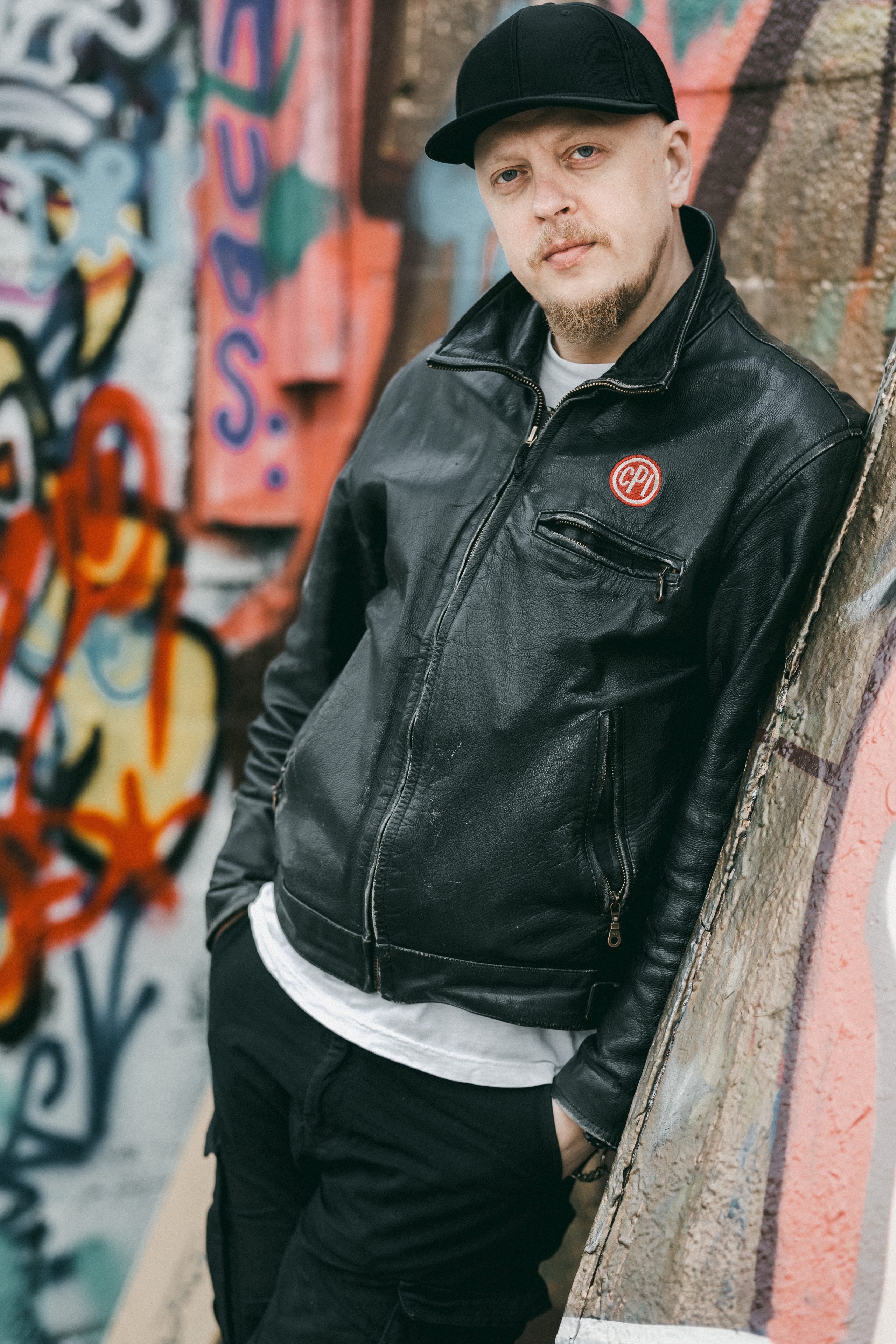 Miehen valokuvaus miljöössä. Valokuvaaja Lahti, Helsinki Elena Salonen