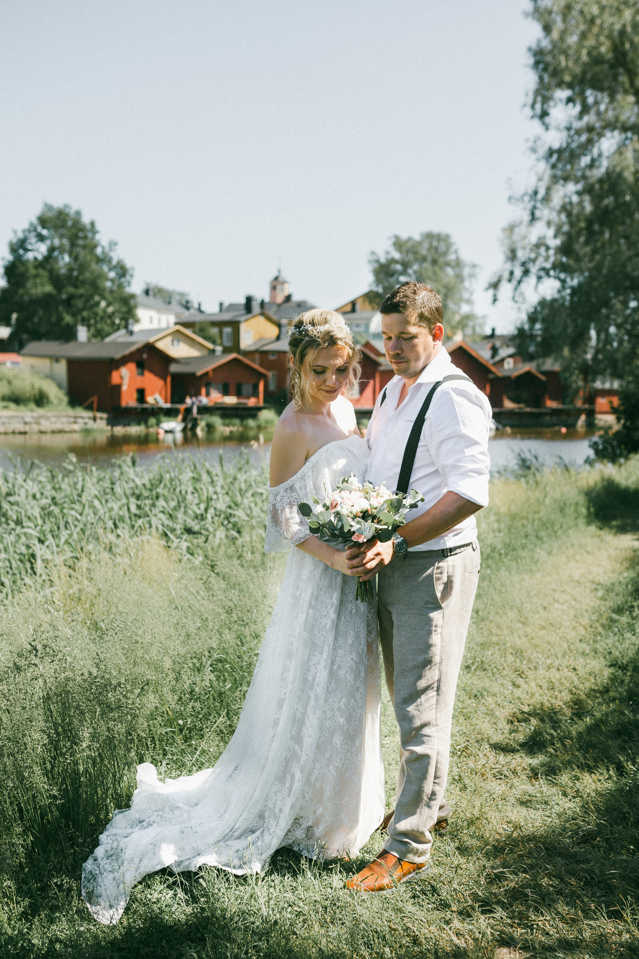 молодожены на берегу реки